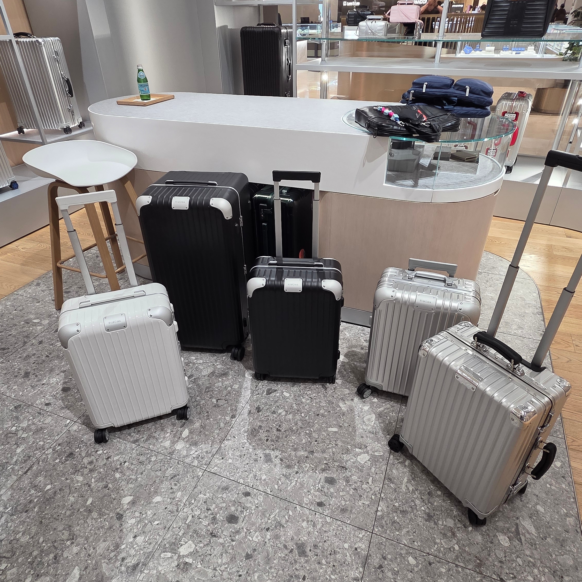 Rimowa Hybrid Cabin Anodised Aluminium Polycarbonate Steel Blue 착용 스타일 - 2