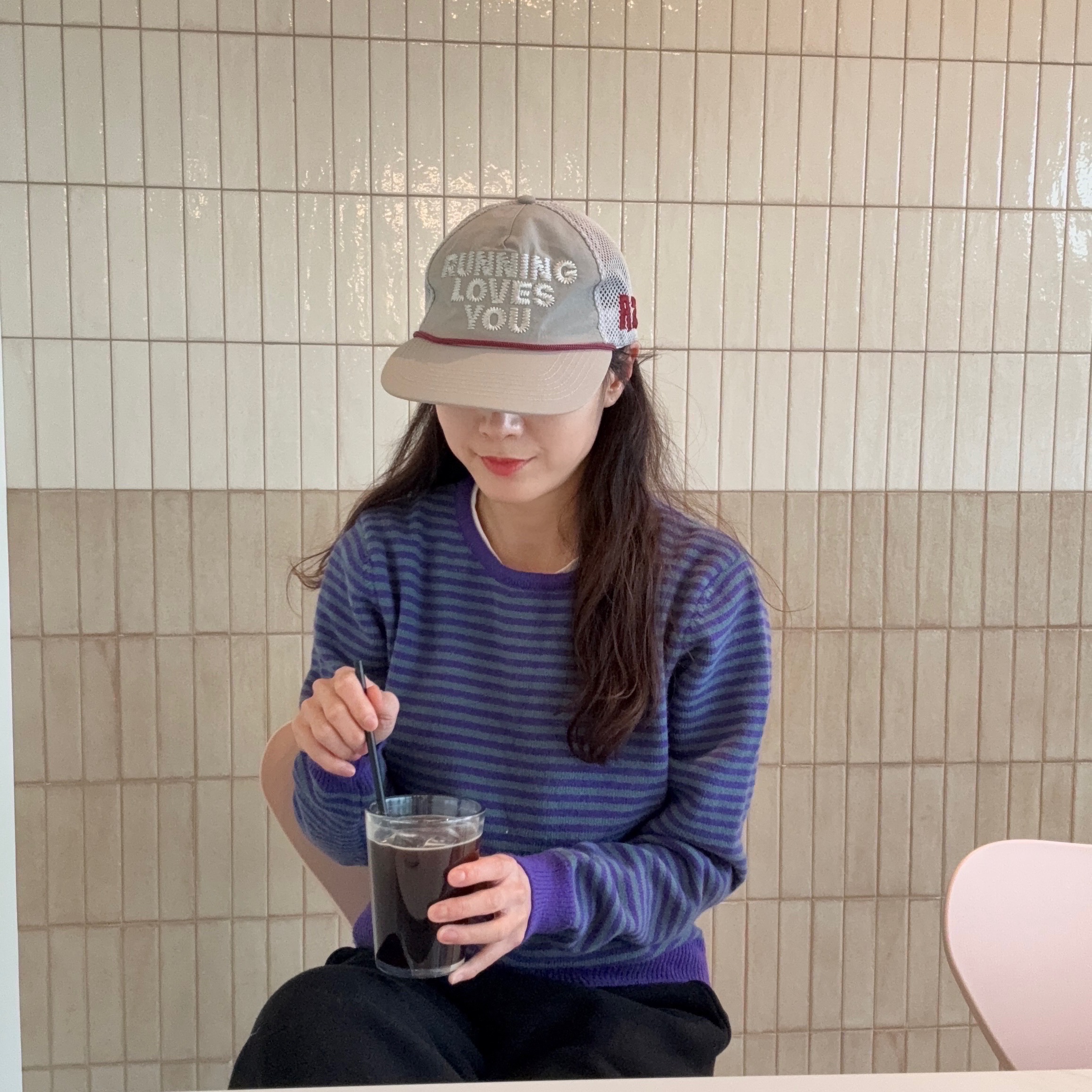 Alex Zono Running Loves You Trucker Hat Silver 착용 스타일 - 2