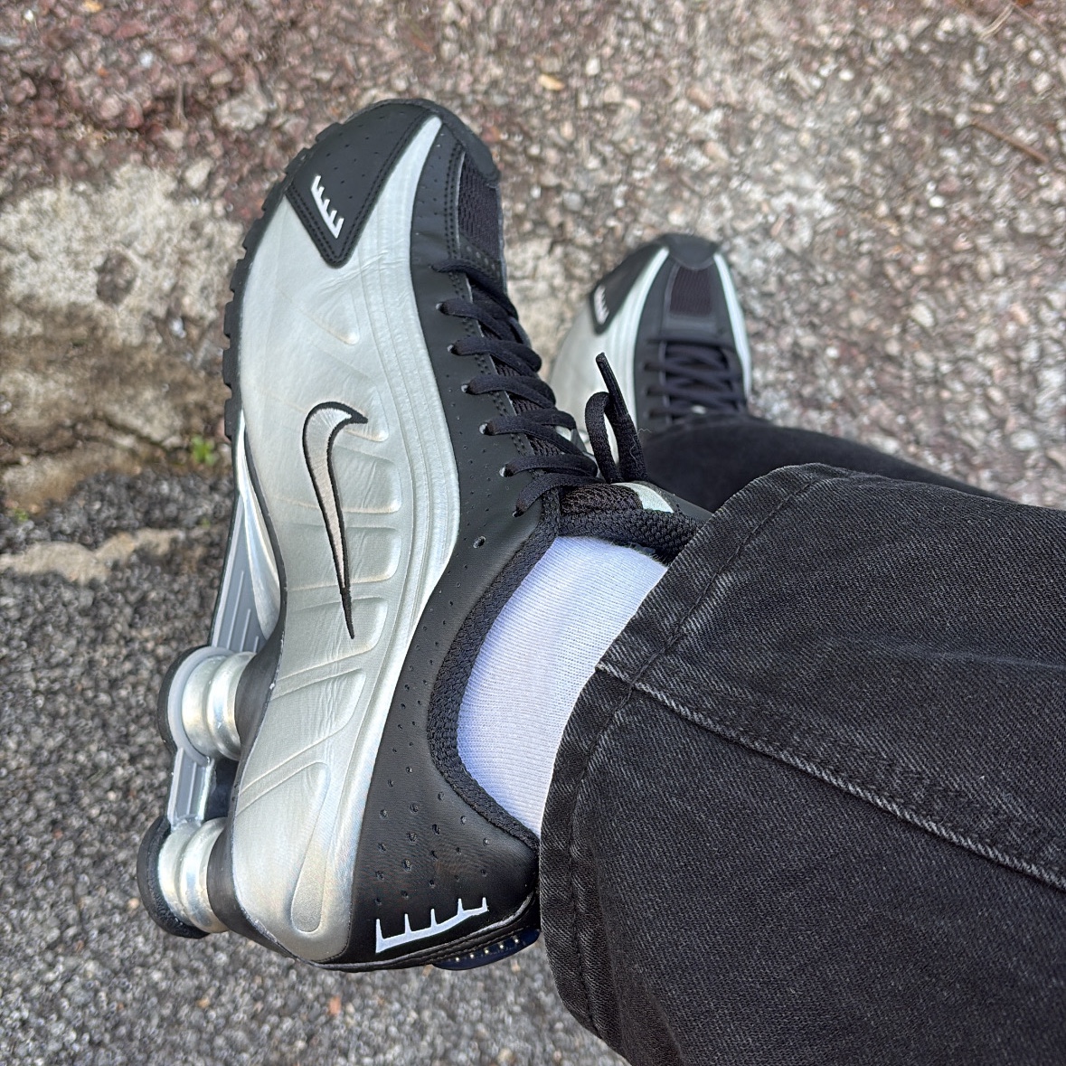 Nike Shox R4 Metallic Silver Black 착용 스타일 - 4