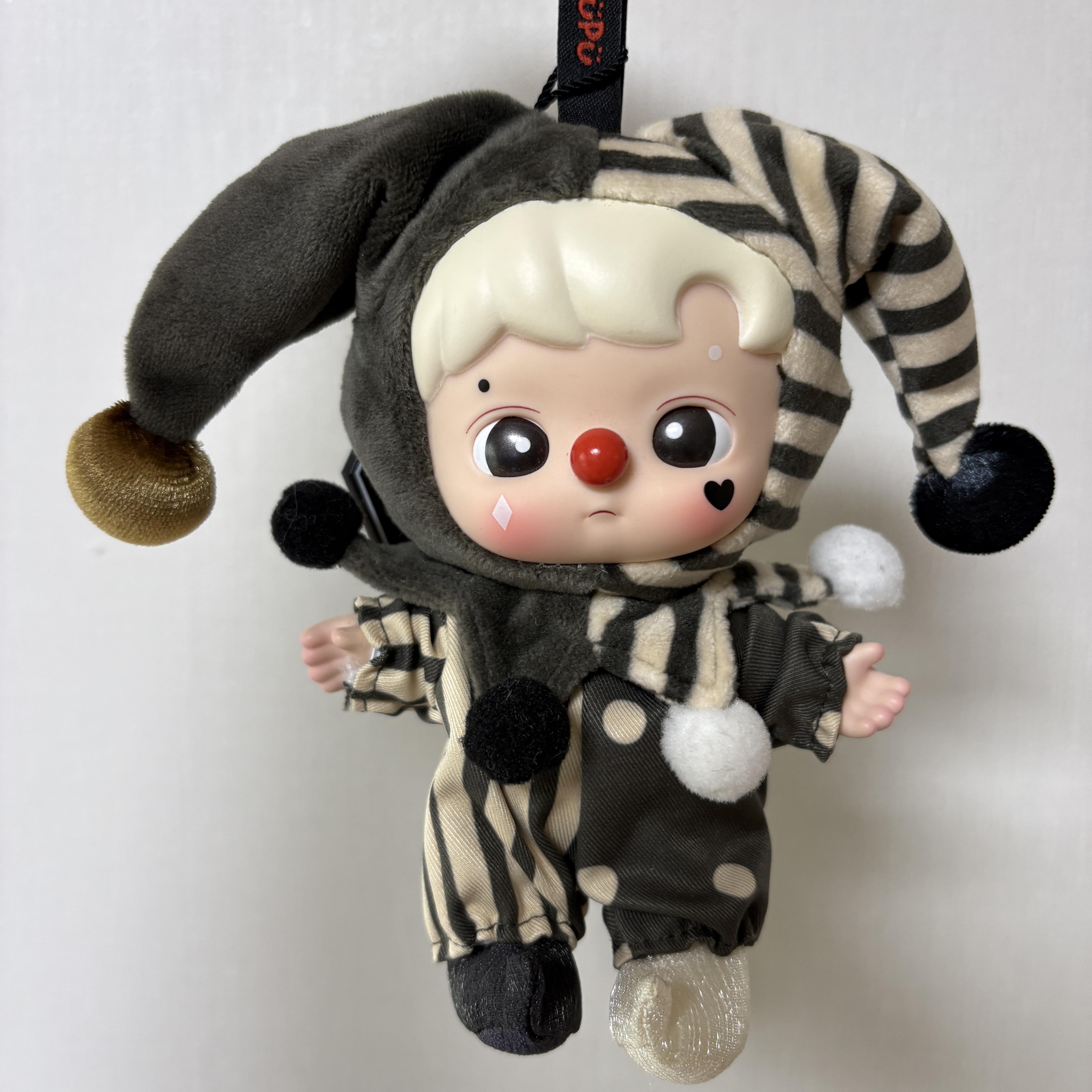 Pop Mart Why So Serious Series Vinyl Plush Pendant Silver Mist Clown (Opened Case) 착용 스타일