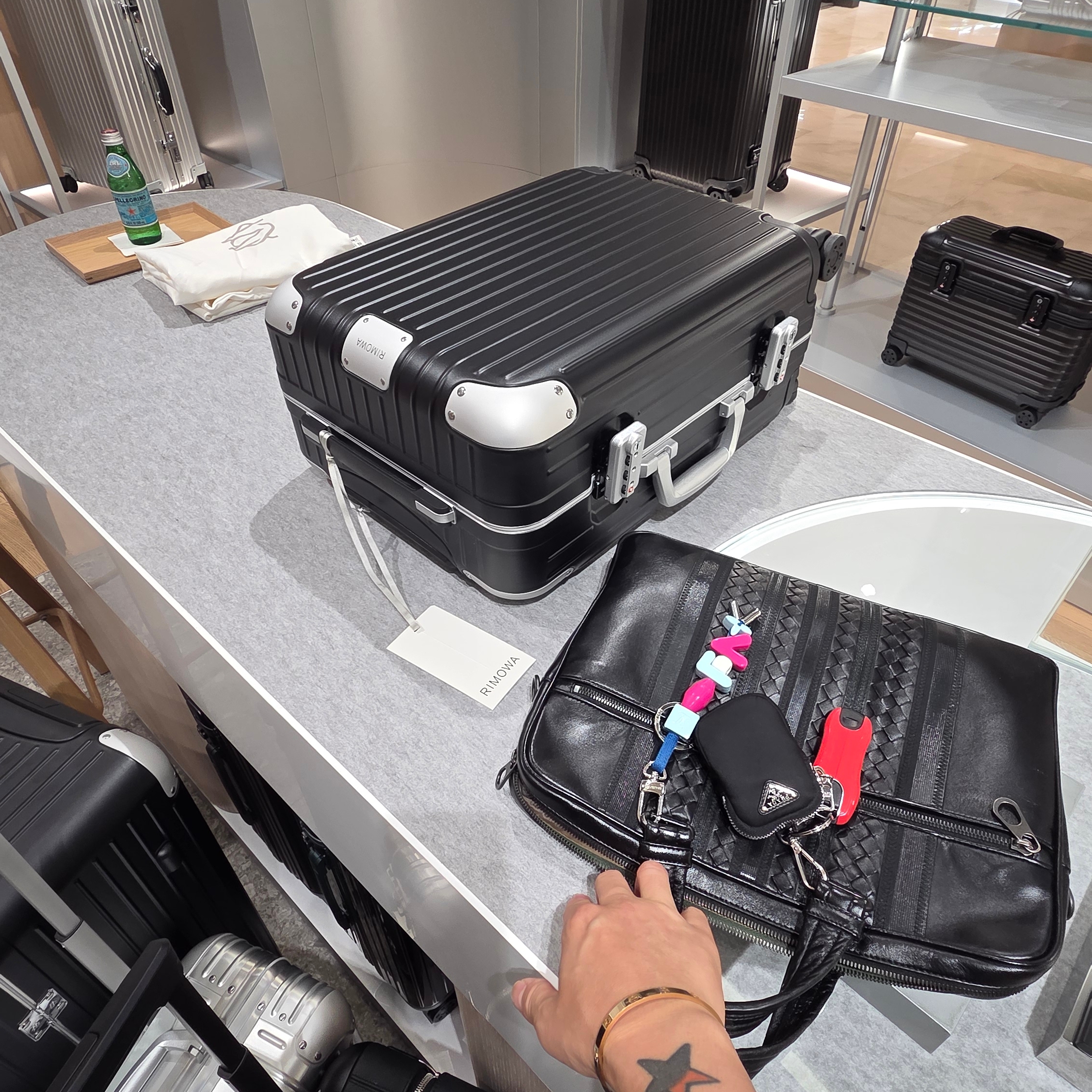 Rimowa Hybrid Cabin Anodised Aluminium Polycarbonate Steel Blue 착용 스타일 - 4