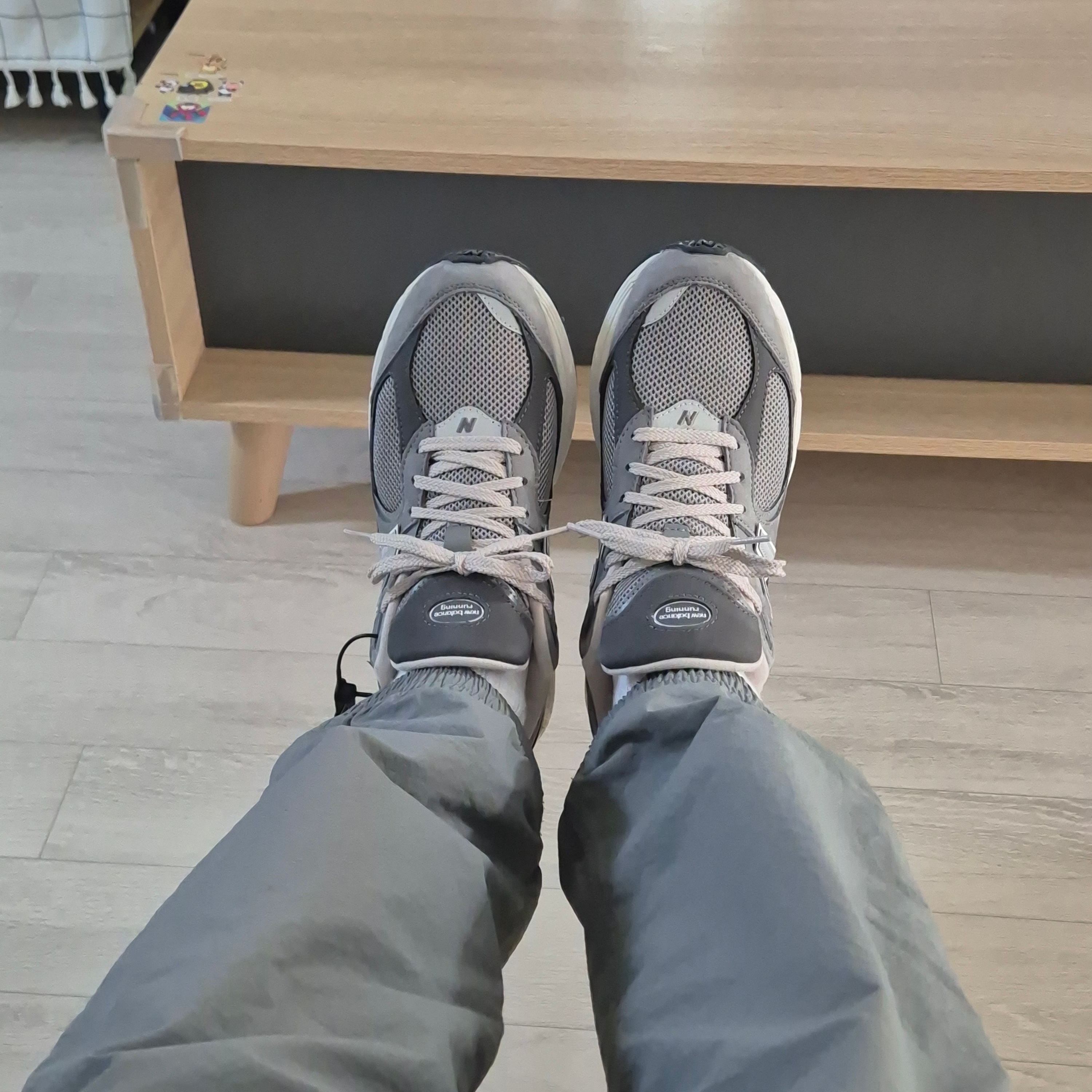 New Balance 2002R Premium Vintage Grey 착용 스타일 - 4