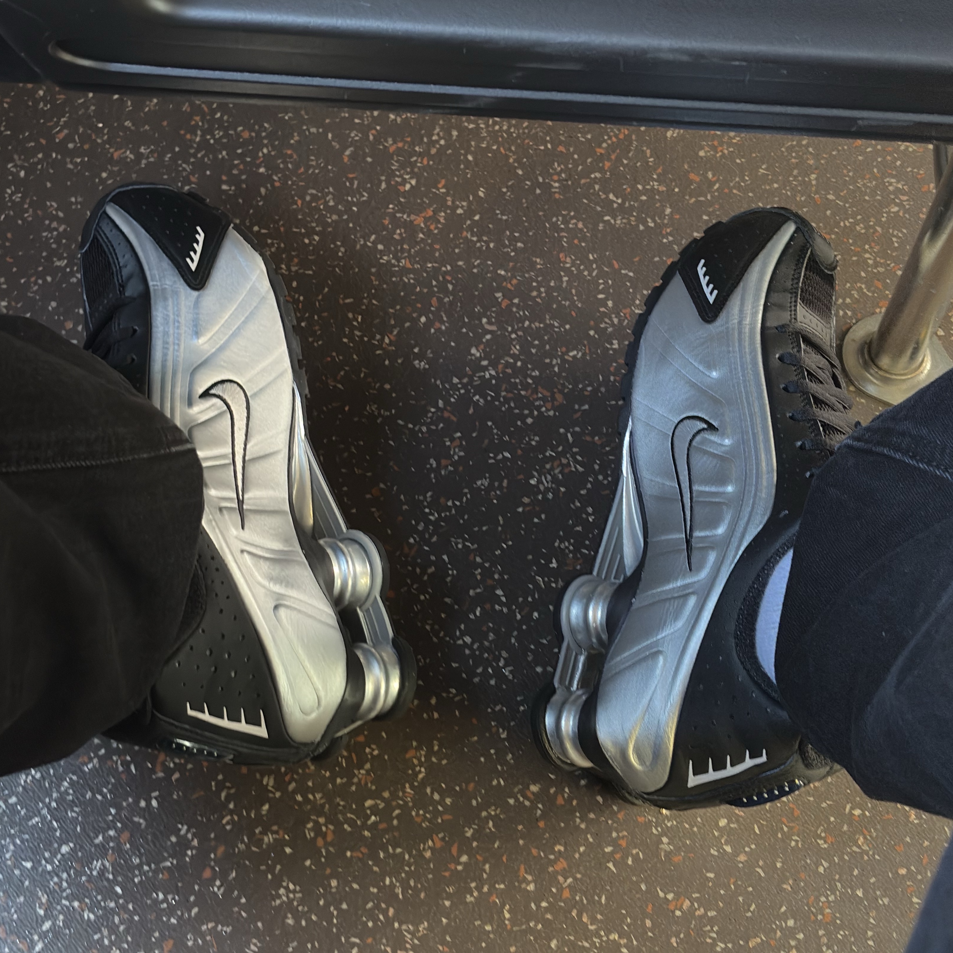 Nike Shox R4 Metallic Silver Black 착용 스타일 - 3