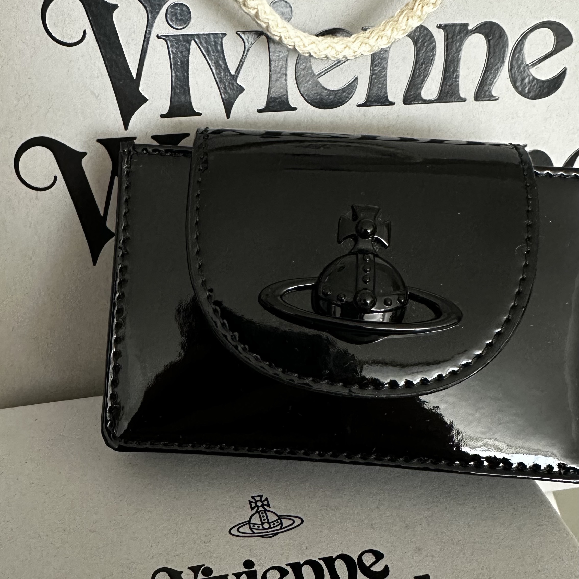 Vivienne Westwood Flap Card Holder Black 착용 스타일