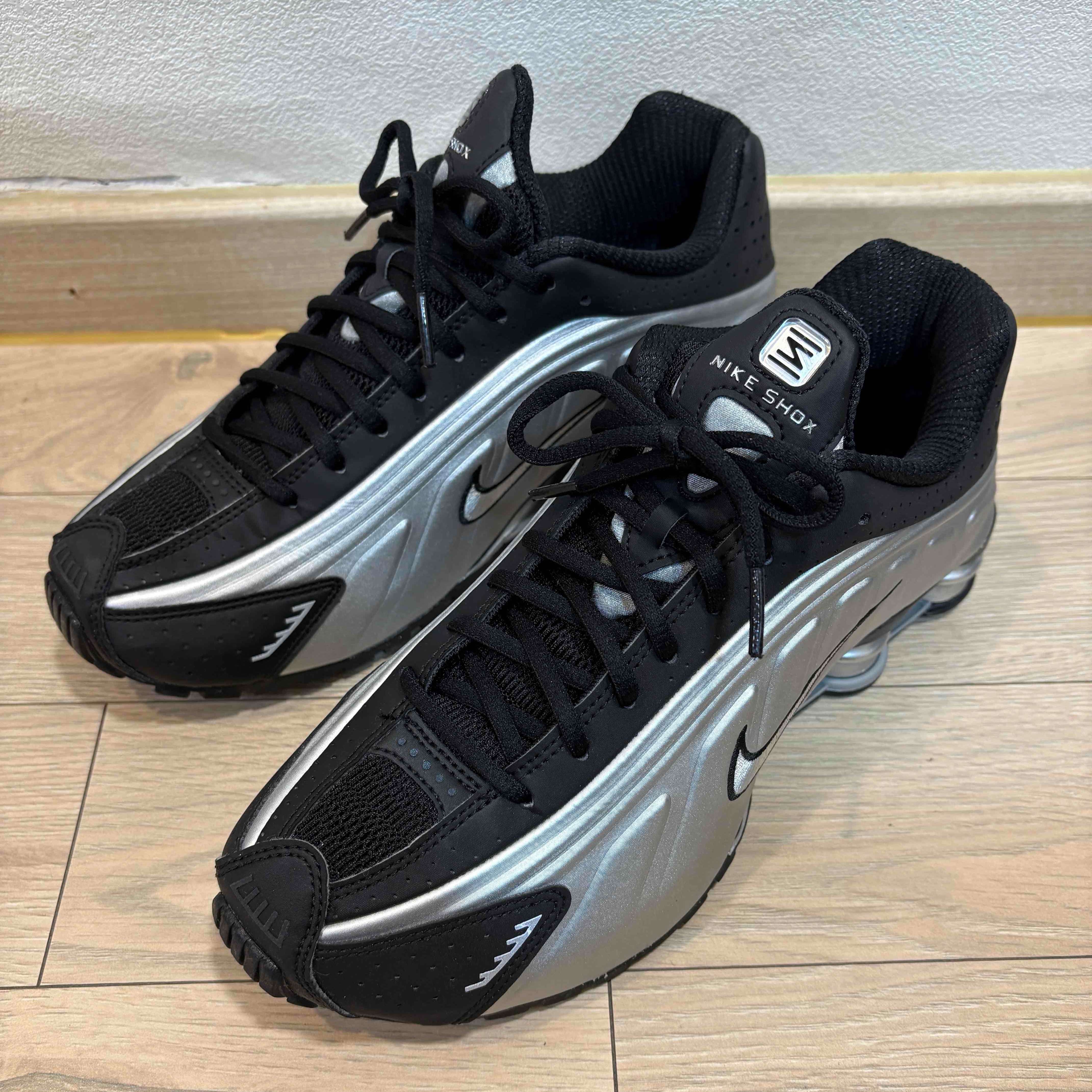 Nike Shox R4 Metallic Silver Black 착용 스타일 - 1