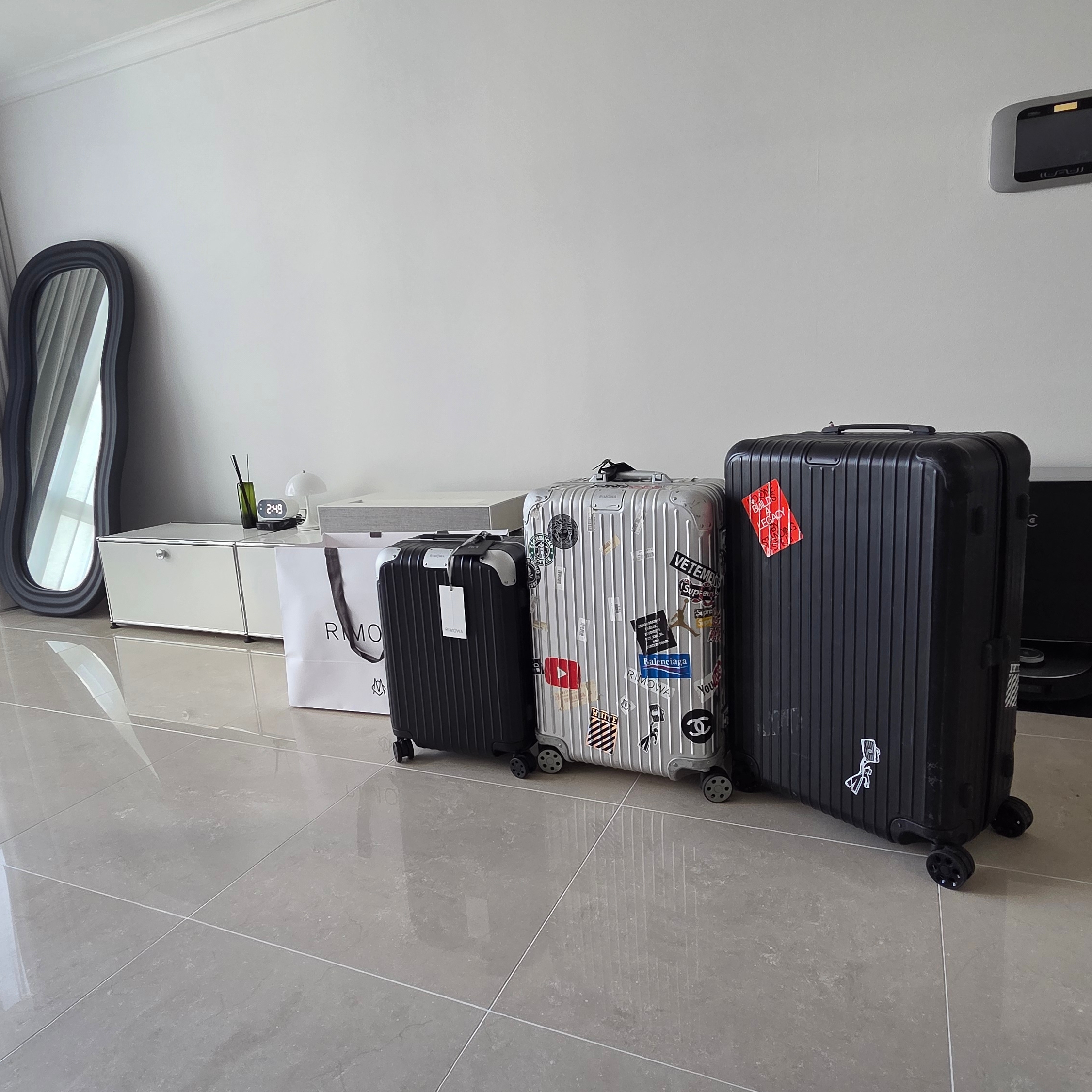 Rimowa Hybrid Cabin Anodised Aluminium Polycarbonate Steel Blue 착용 스타일 - 10