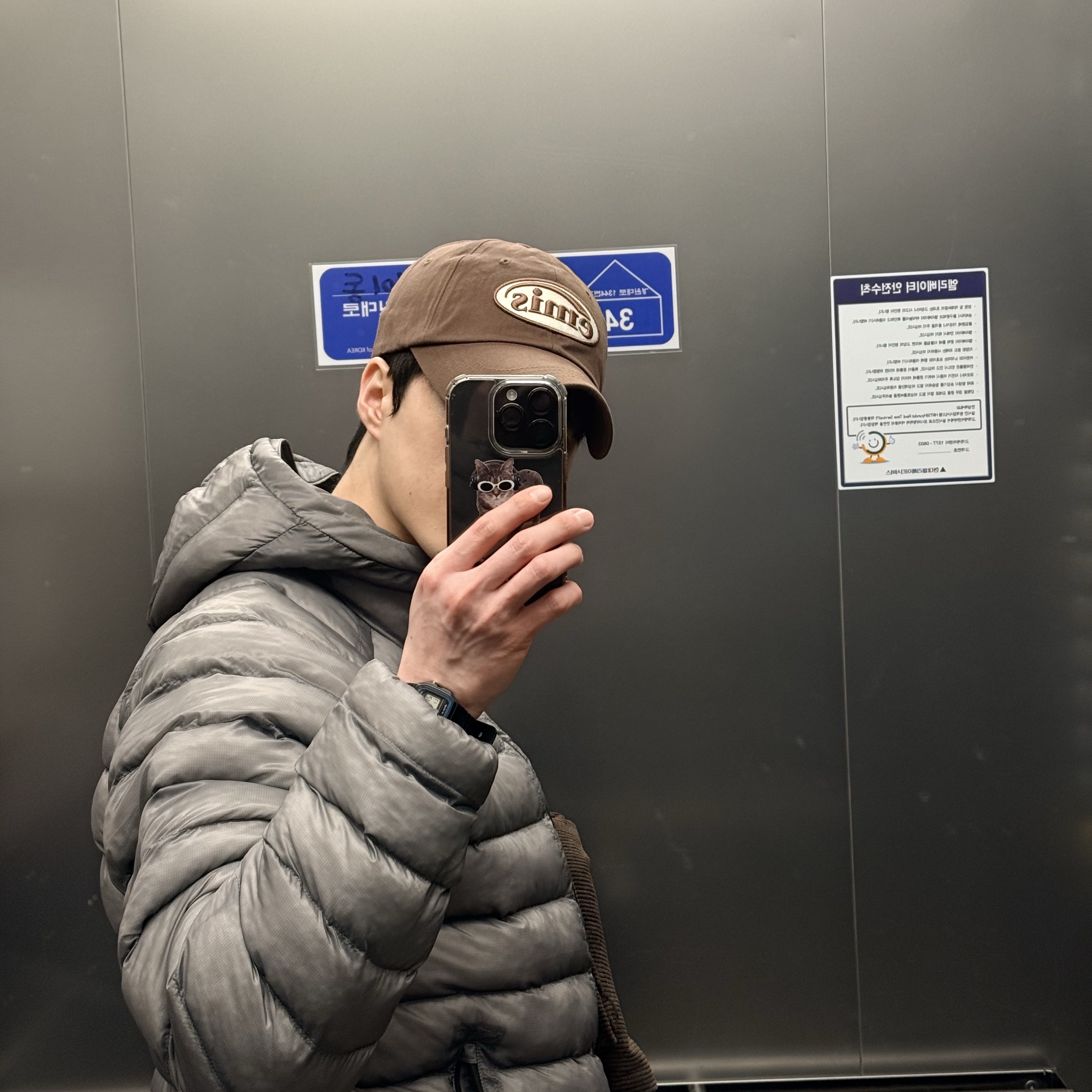 Emis Tone On Tone Wappen Ball Cap Brown 착용 스타일