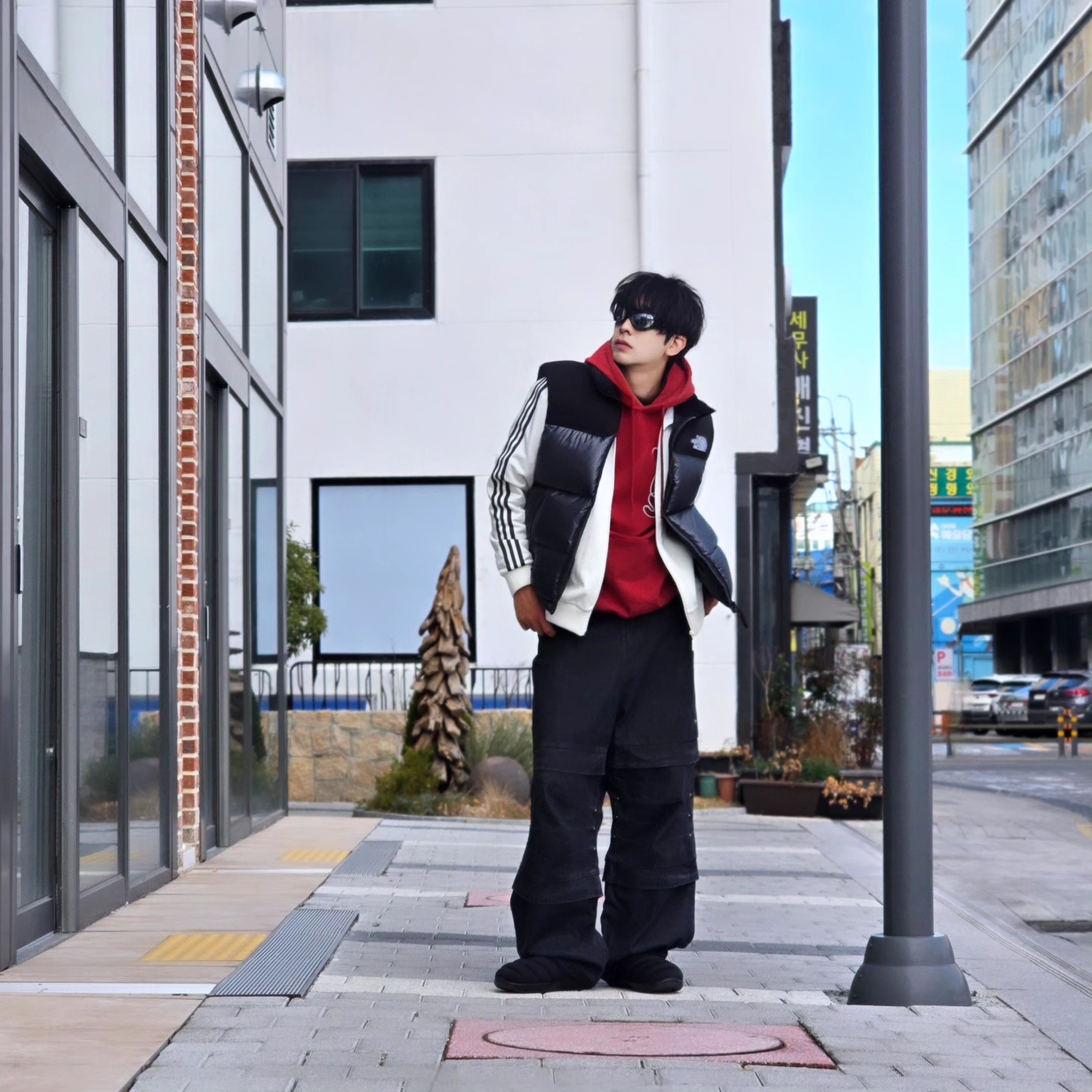 The North Face Novelty Nuptse Vest RDS Dark Gray - 25FW, Flavorism Double Layered Wide Denim Pants Black 착용 스타일 - 2
