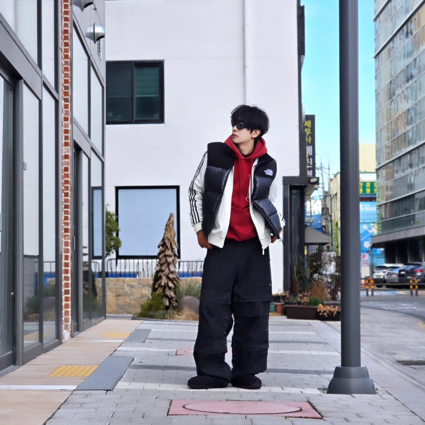 The North Face Novelty Nuptse Vest RDS Dark Gray - 25FW, Flavorism Double Layered Wide Denim Pants Black 착용 스타일 - 1