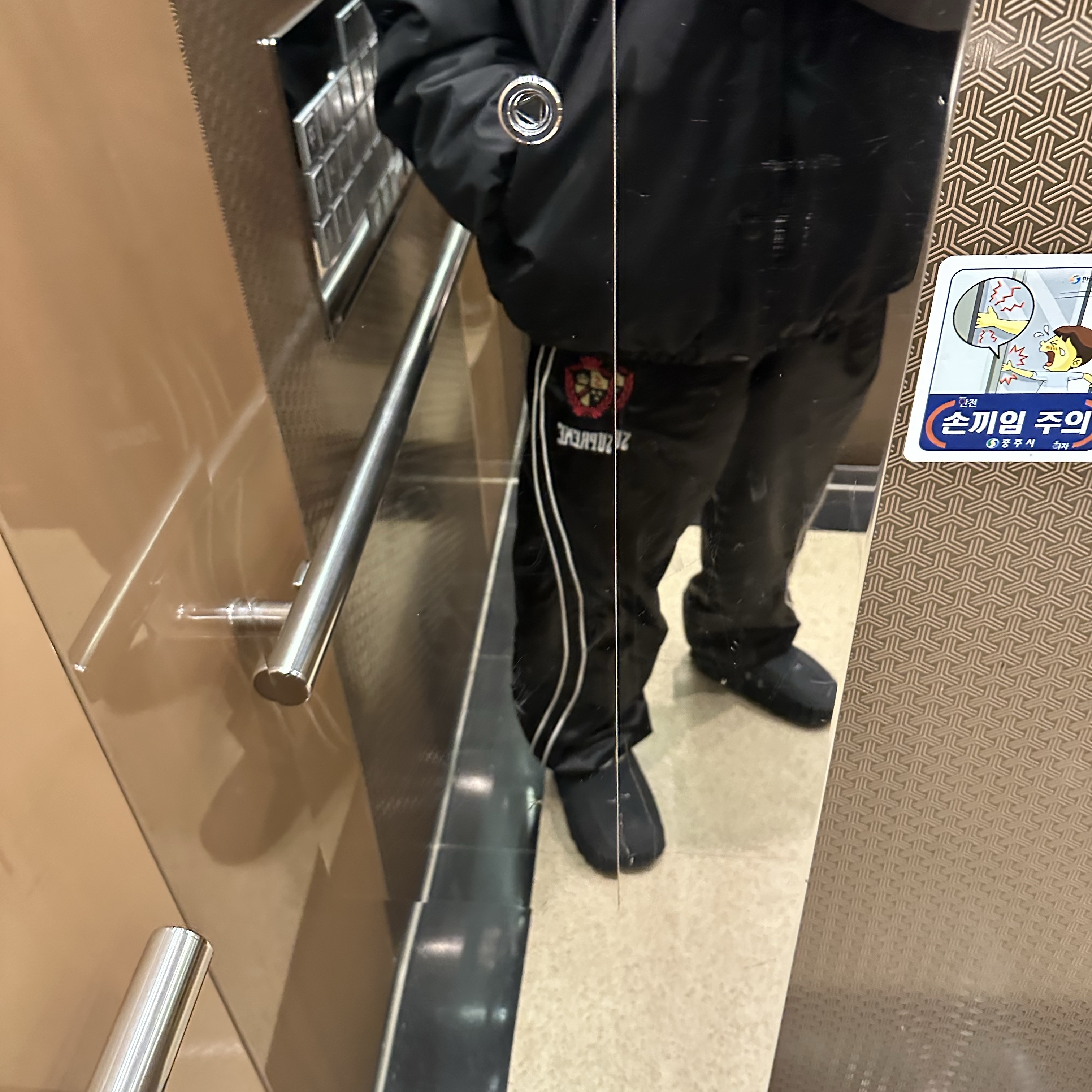 Supreme Satin Track Pant Black - 25SS, Nike Mind 001 Black Chrome 착용 스타일