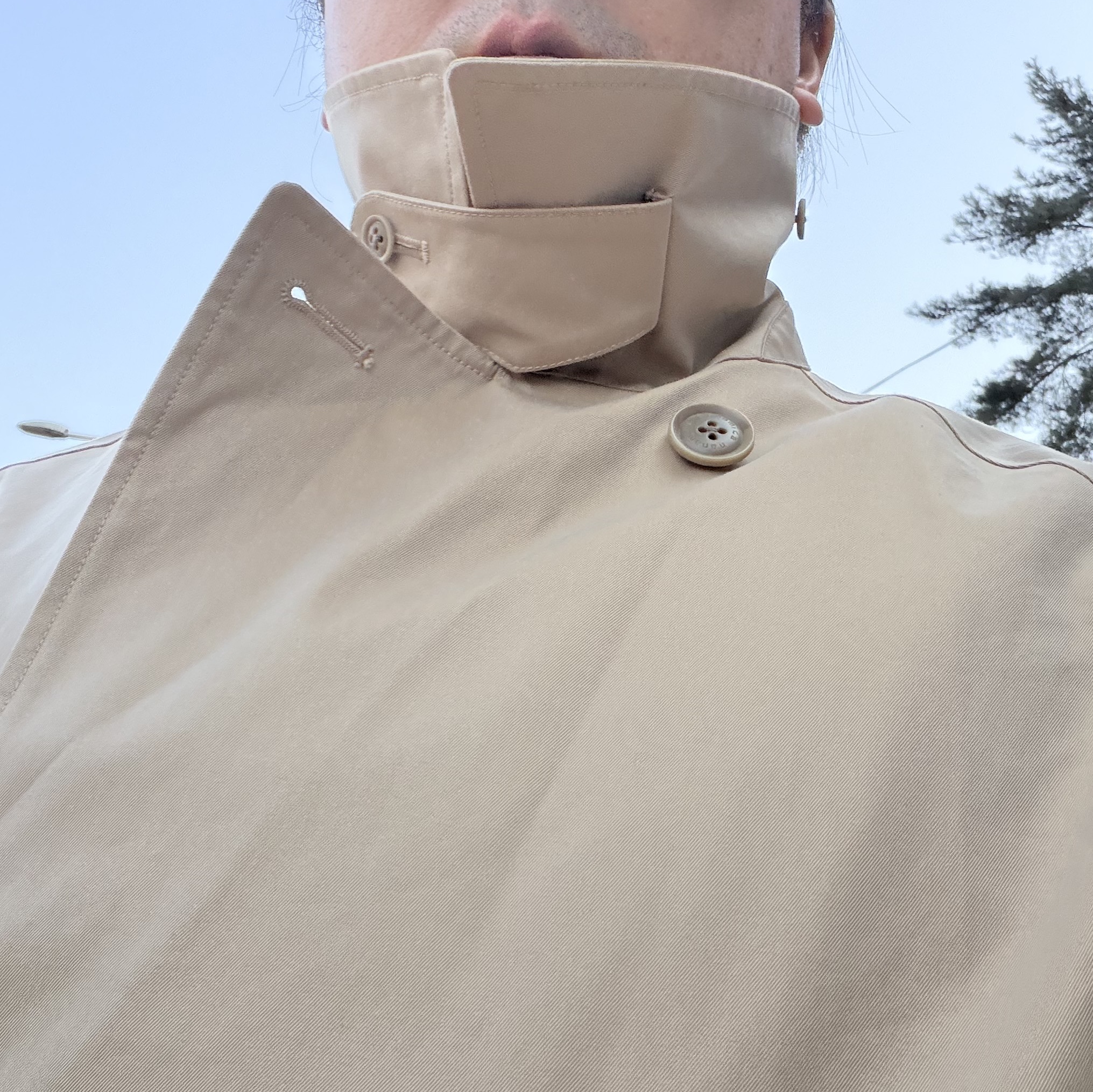 Nanamica Gore-Tex Balmacaan Coat Beige, Visvim Cordura 22L Backpack Black 착용 스타일 - 3