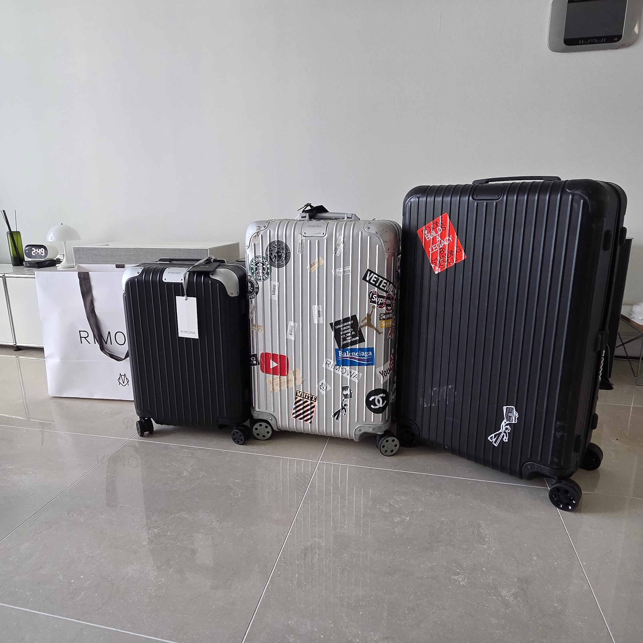 Rimowa Hybrid Cabin Anodised Aluminium Polycarbonate Steel Blue 착용 스타일 - 8
