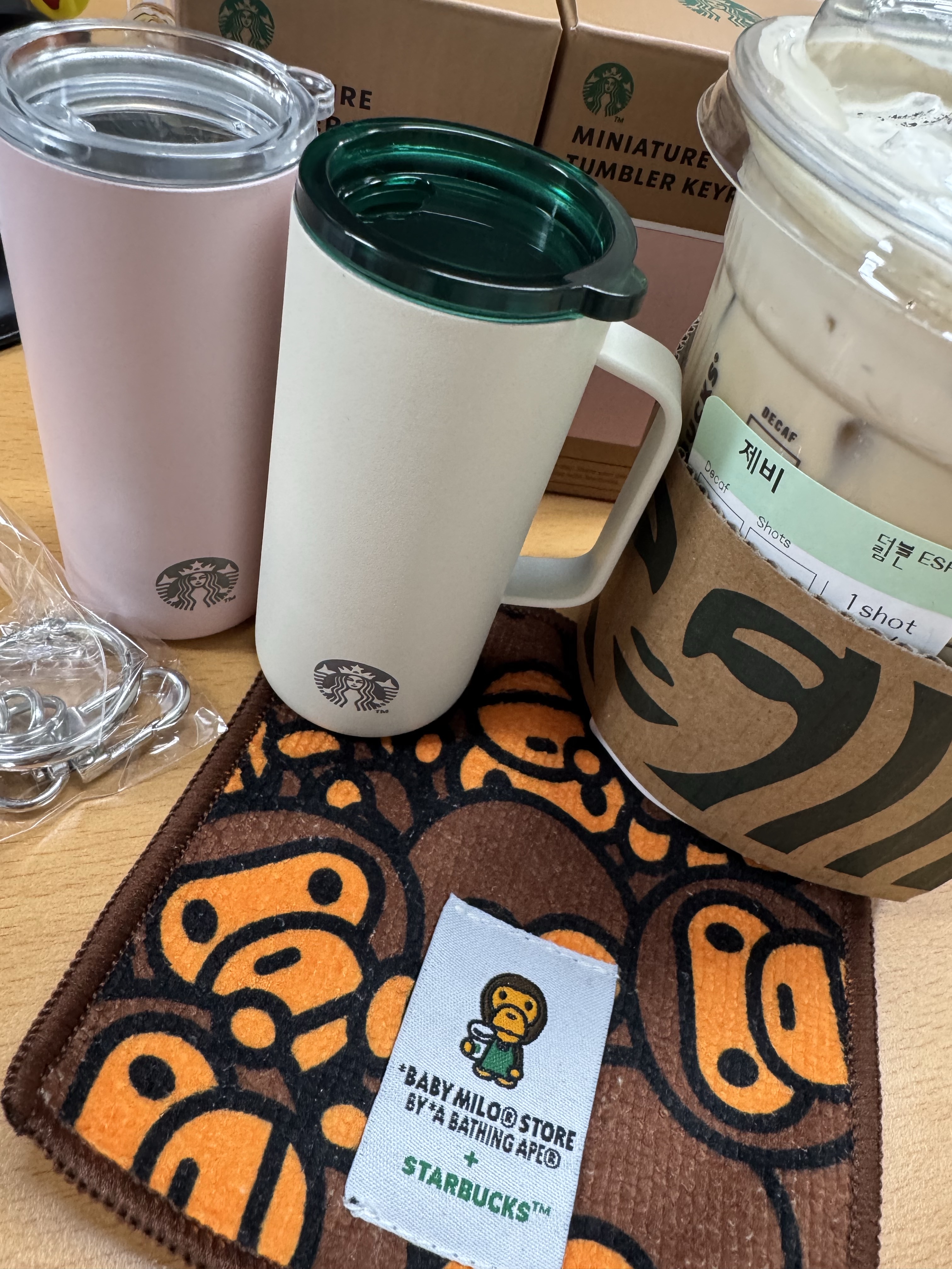 Uniqlo Washable Milano Rib Crewneck Sweater Light Blue - JP, Starbucks Miniature Tumbler Keyring White 착용 스타일 - 6