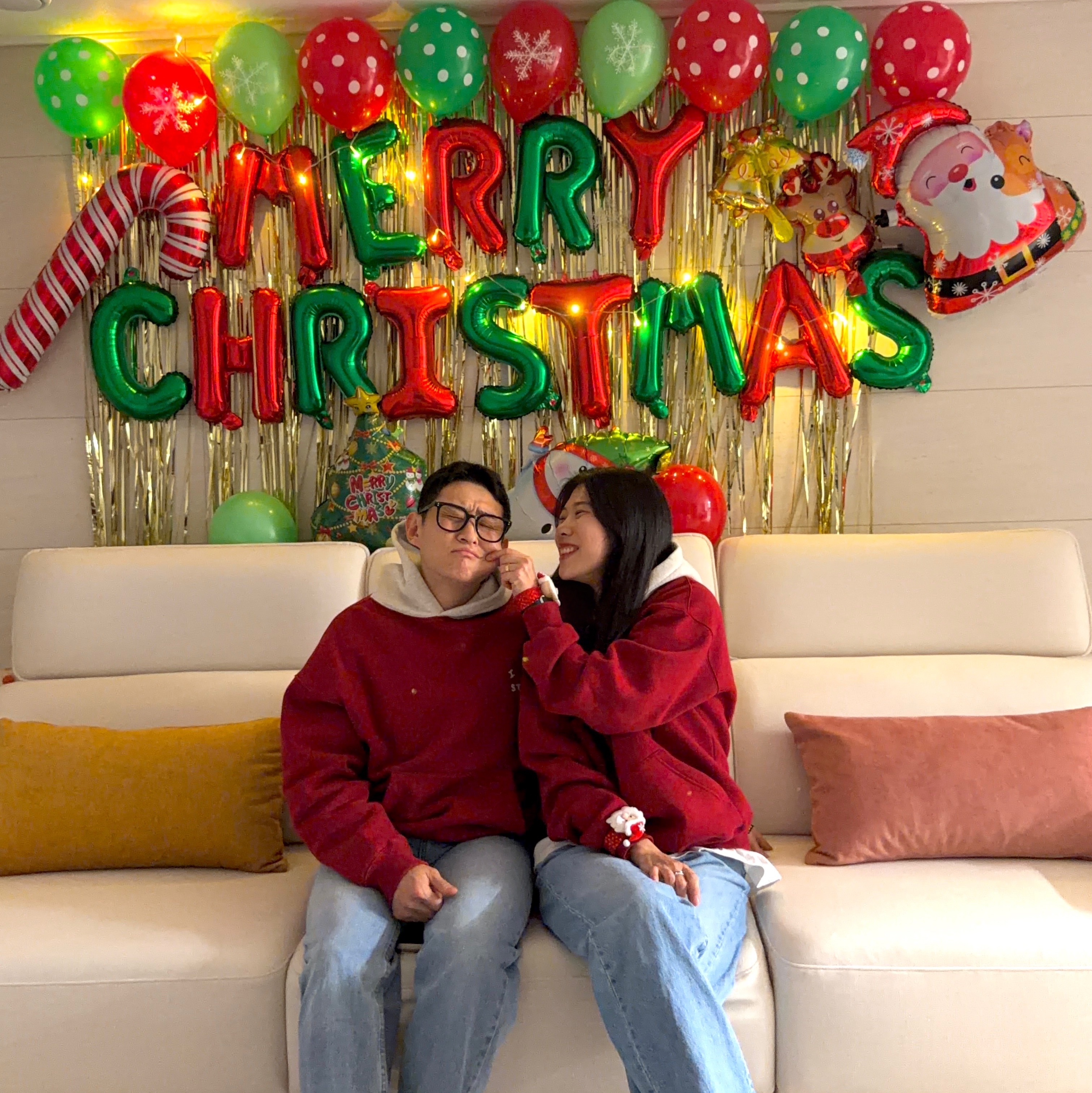 IAB Studio 24 Christmas Hoodie Burgundy Oatmeal 착용 스타일