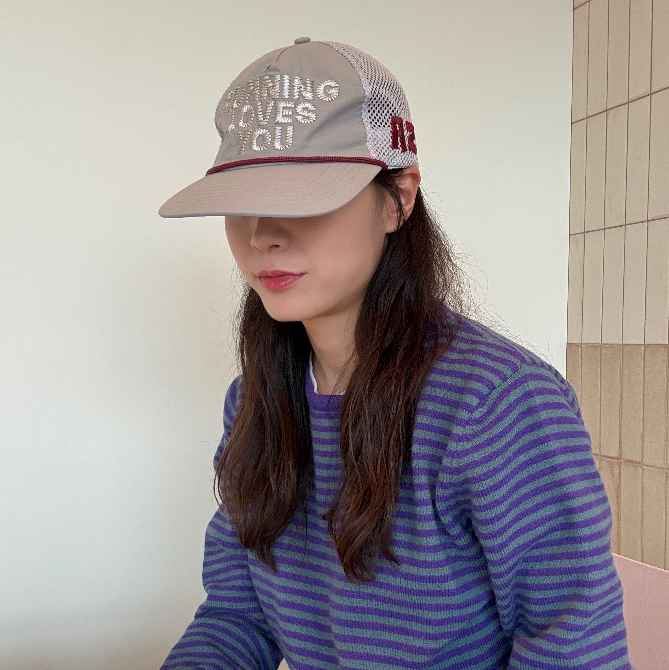 Alex Zono Running Loves You Trucker Hat Silver 착용 스타일 - 1