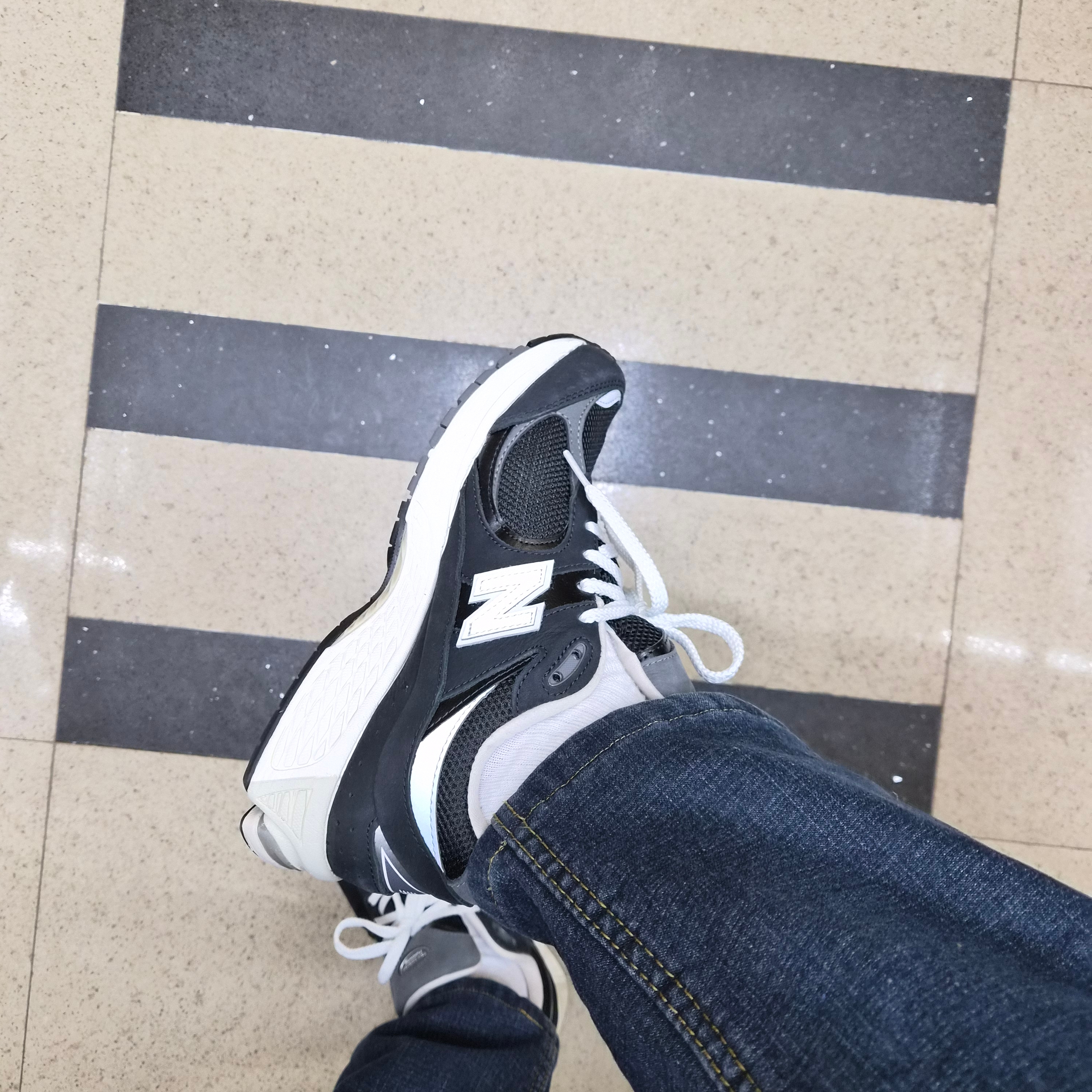New Balance 2002R Premium Vintage Black 착용 스타일 - 2