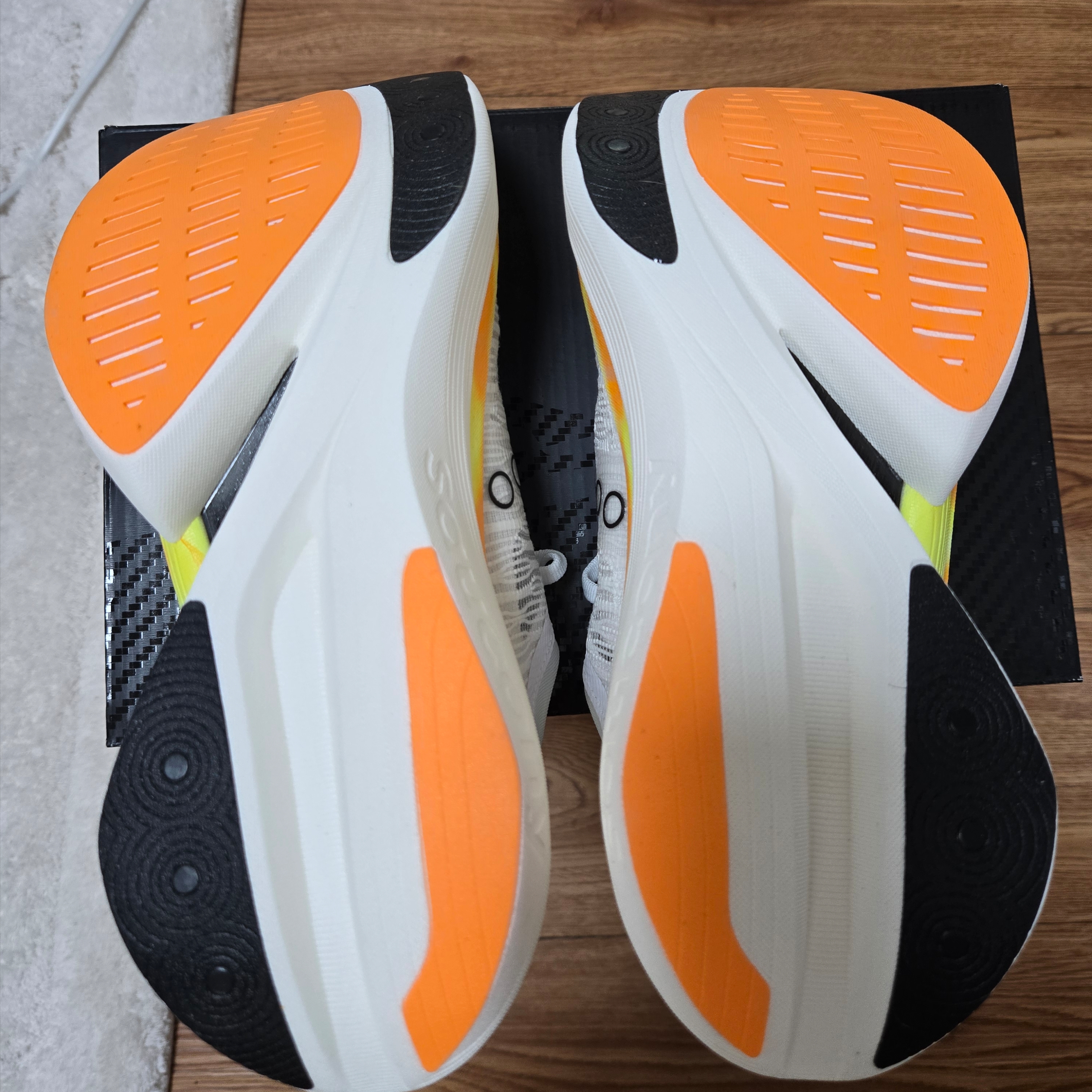 Saucony Endorphin Elite 2 White Peel 착용 스타일 - 8