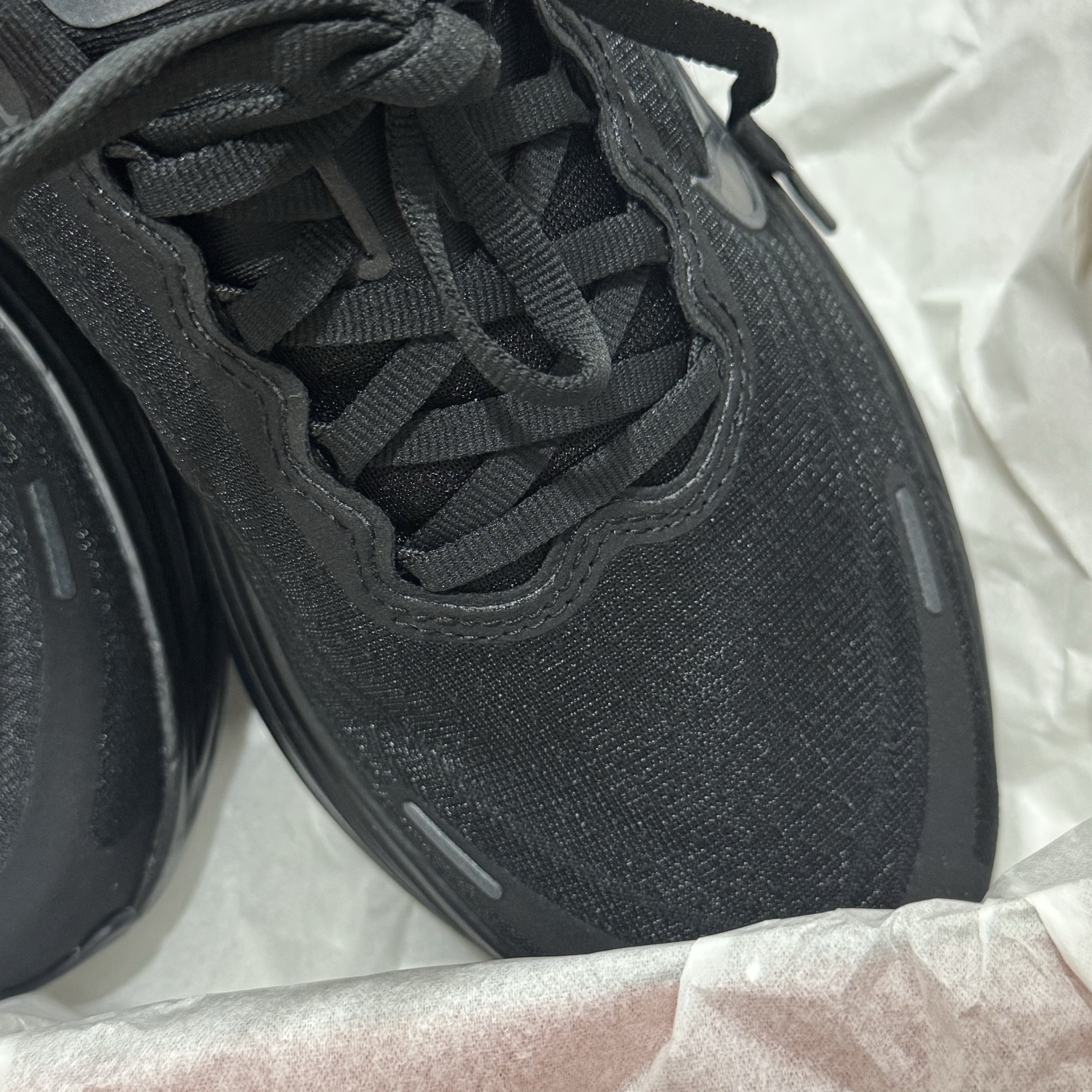 Nike Vomero Plus Black Metallic Dark Grey 착용 스타일 - 1