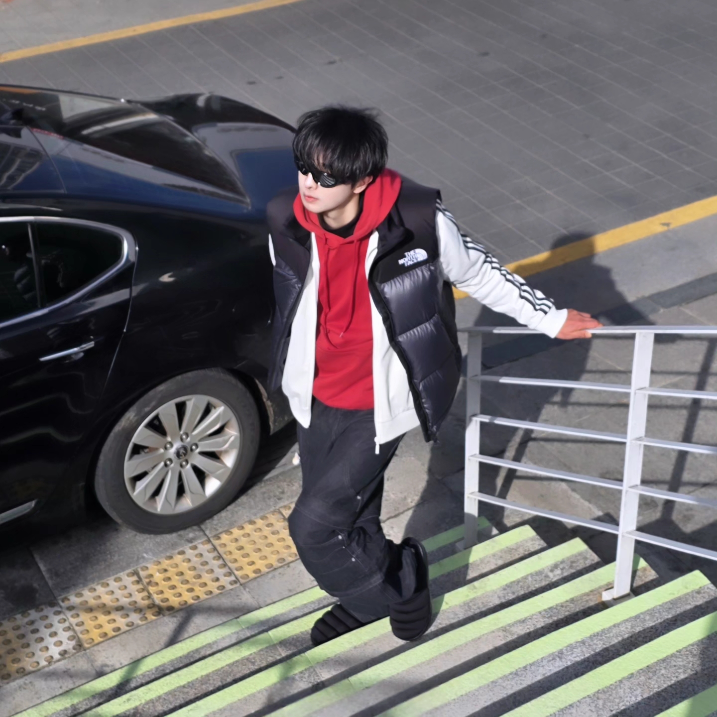 The North Face Novelty Nuptse Vest RDS Dark Gray - 25FW, Adidas German Beckenbauer Track Top Off White - KR Sizing 착용 스타일 - 3