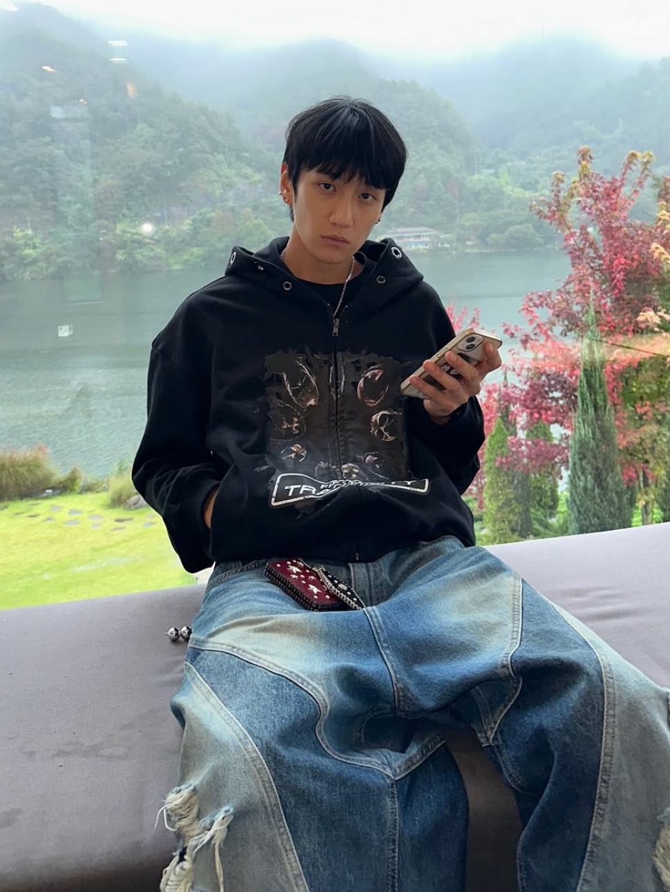 CSC Tranquility Hoodie Zip Up Black, Civision by CSC Vision Distressed Denim Pants Washed Blue 착용 스타일 - 2