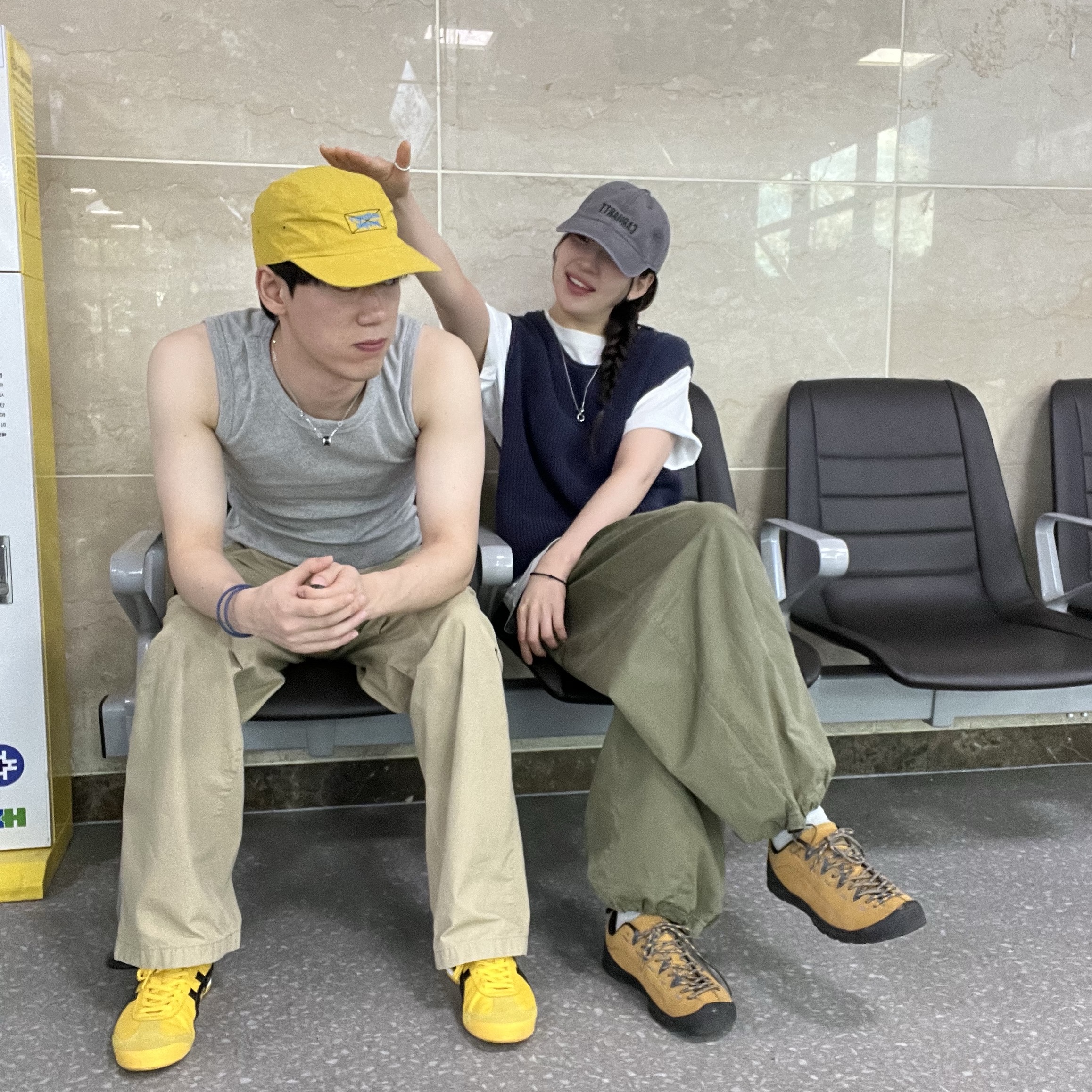 Onitsuka Tiger Mexico 66 Yellow Black 착용 스타일 - 1