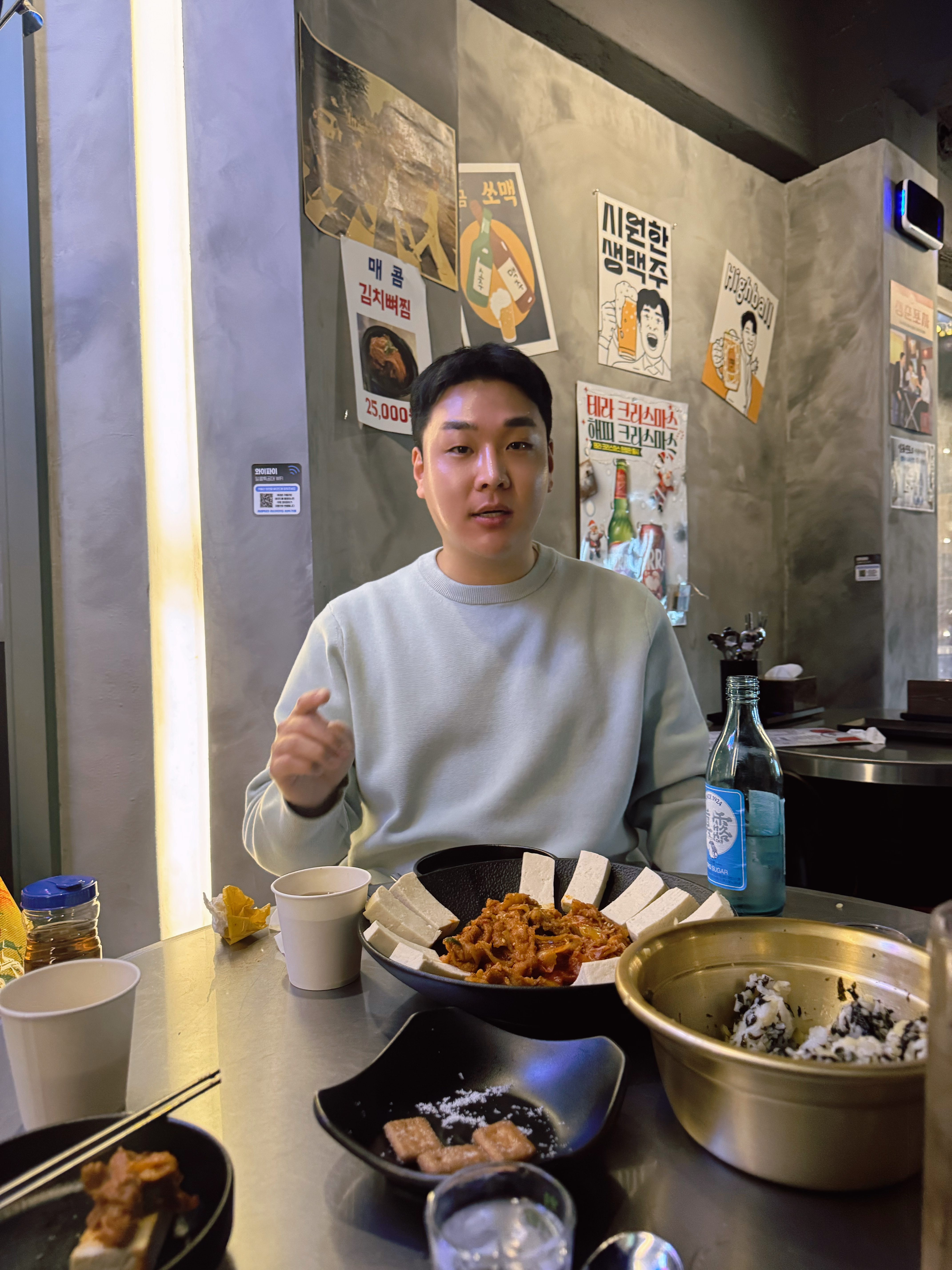 Uniqlo Washable Milano Rib Crewneck Sweater Light Blue - JP, Starbucks Miniature Tumbler Keyring White 착용 스타일 - 1
