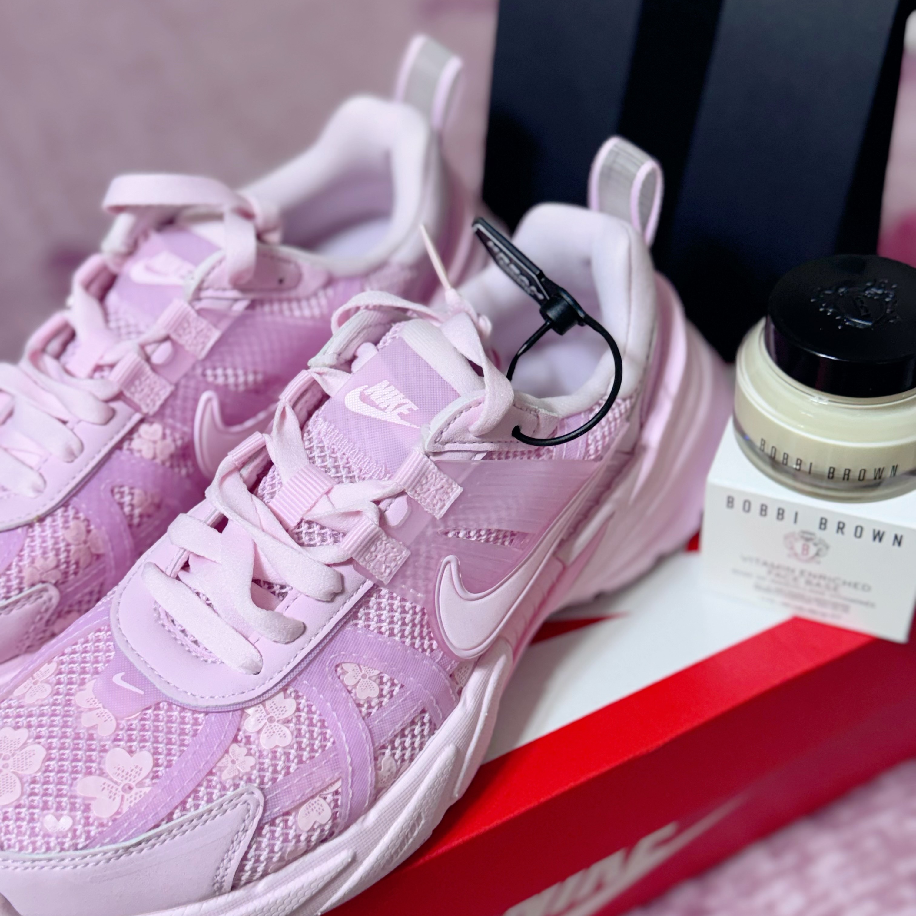 (W) Nike V2K Run Pink Foam Arctic Pink 착용 스타일