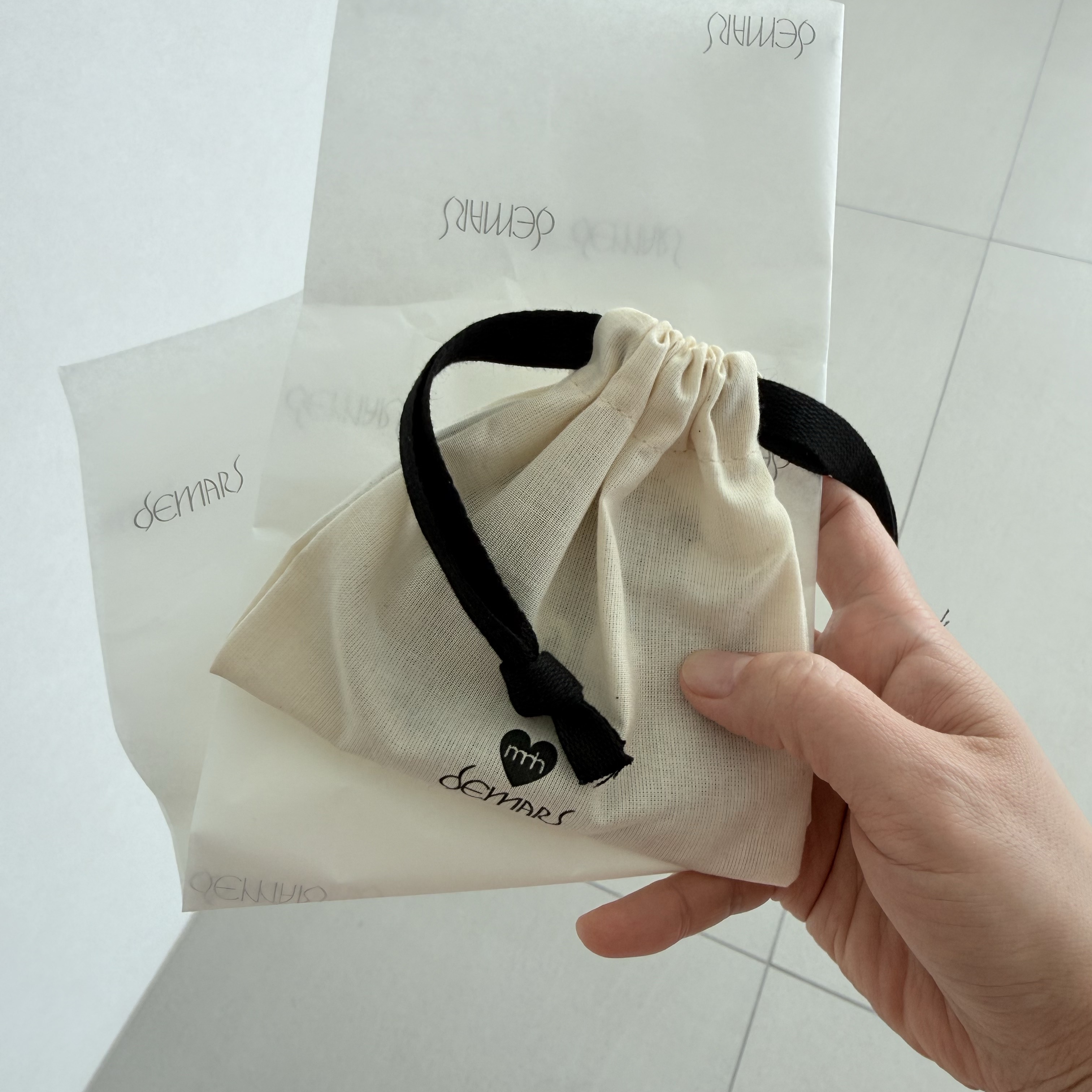 Demars X MNH Bag Charm Black 착용 스타일 - 2