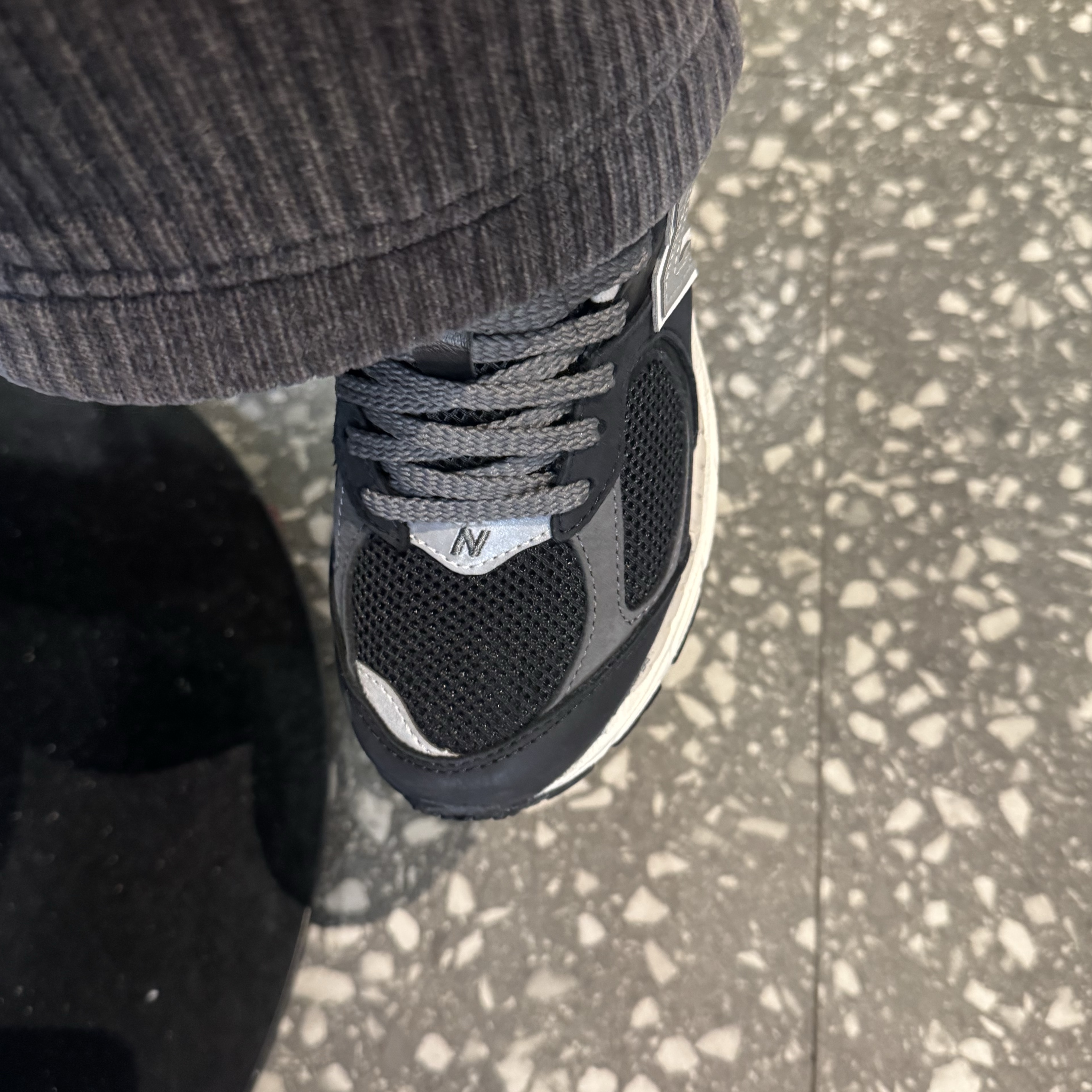 New Balance 2002R Premium Vintage Black 착용 스타일