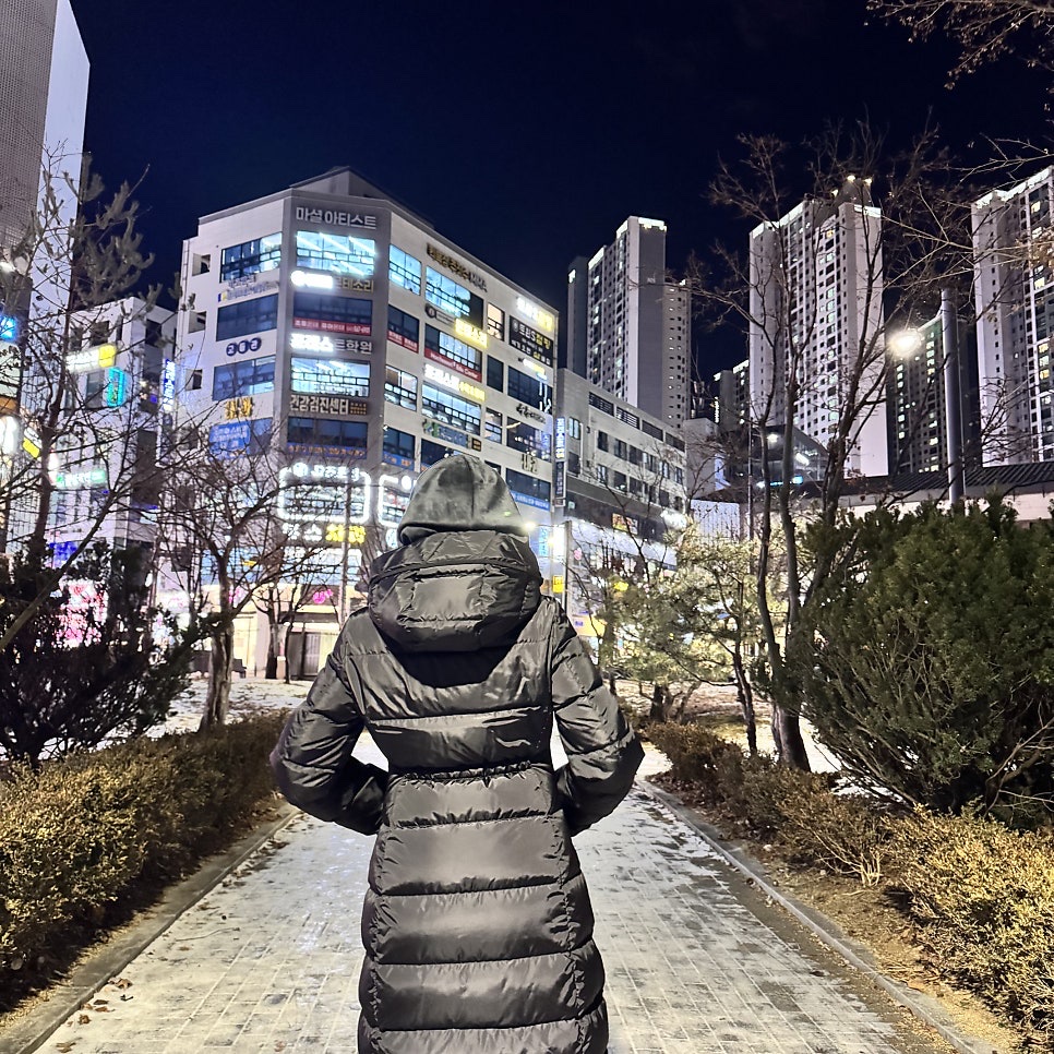 (W) Moncler Avocette Hooded Long Down Jacket Black - 25FW 착용 스타일 - 3