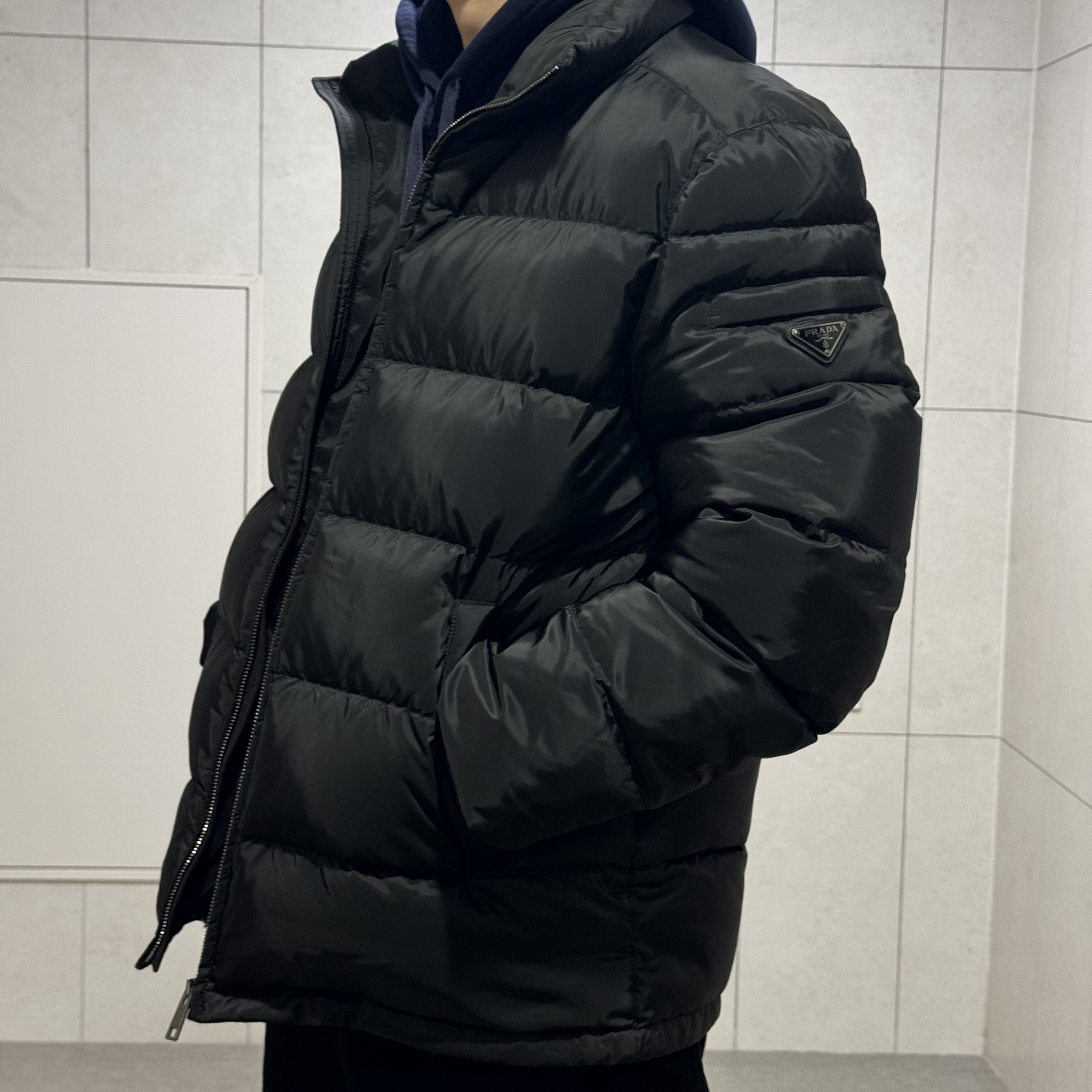 Prada Triangle Logo Down Jacket Black 착용 스타일 - 2