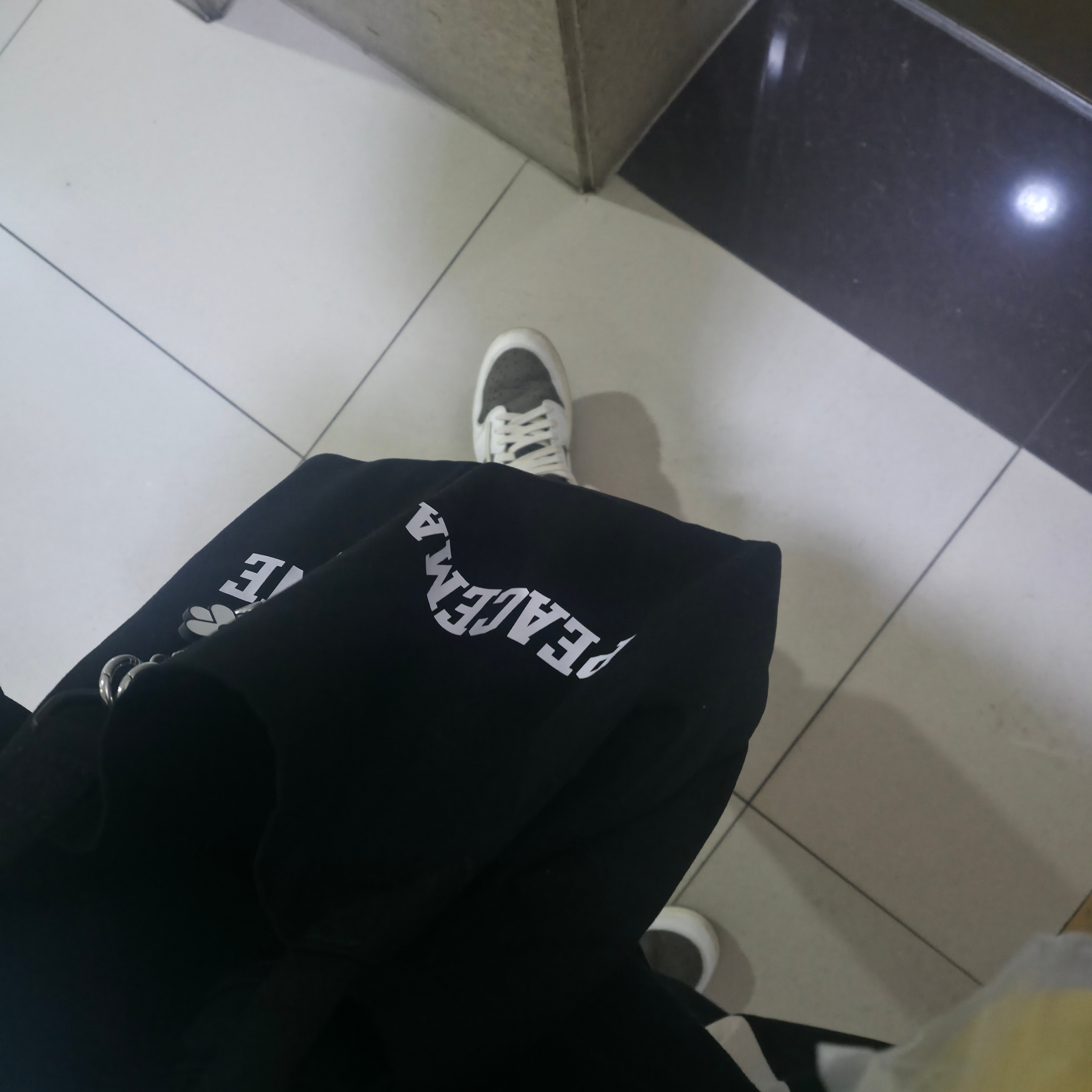 Peaceminusone x 2025 MAMA Awards Peacemamaone Eco Bag Black 착용 스타일 - 2