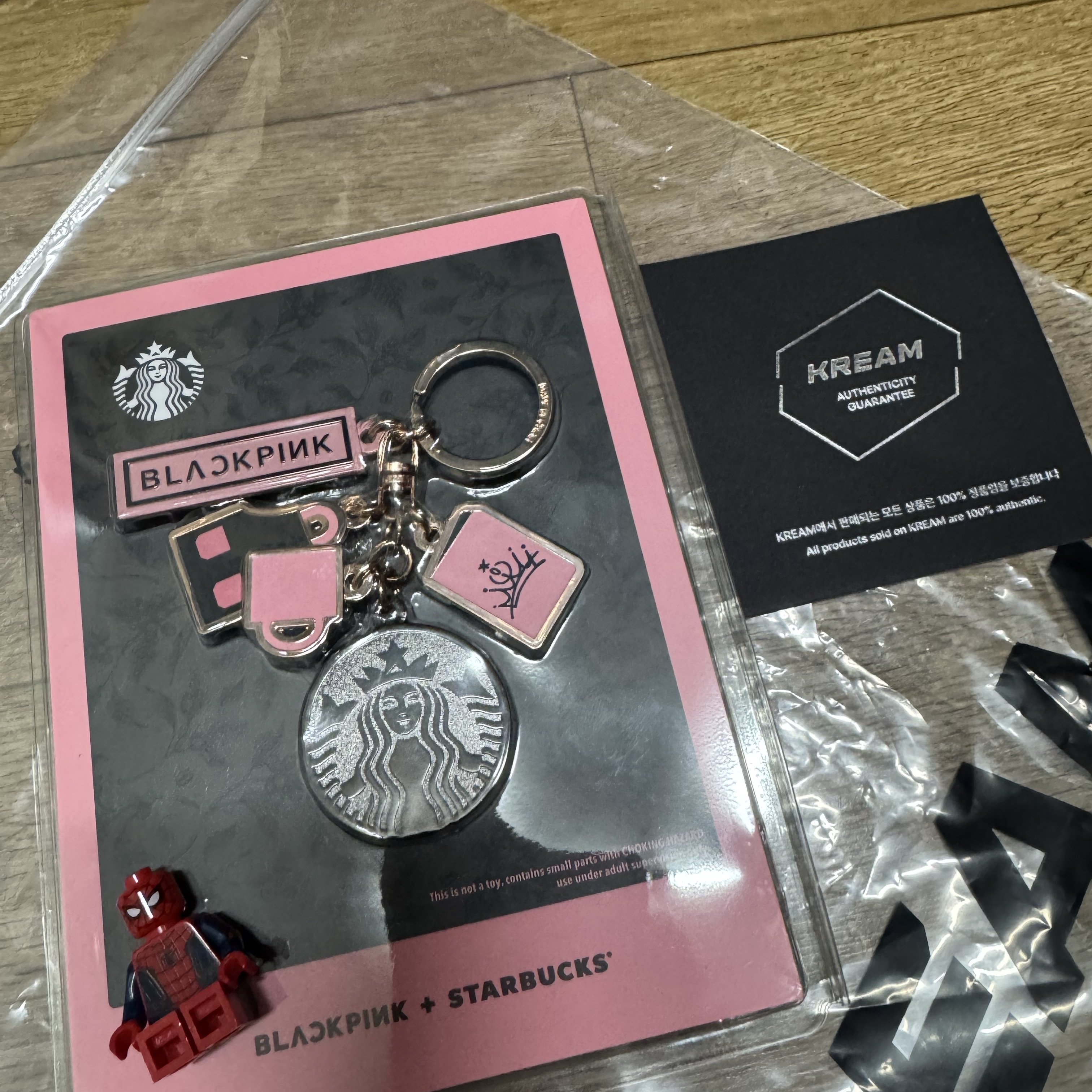 Starbucks x Blackpink Keychain 착용 스타일