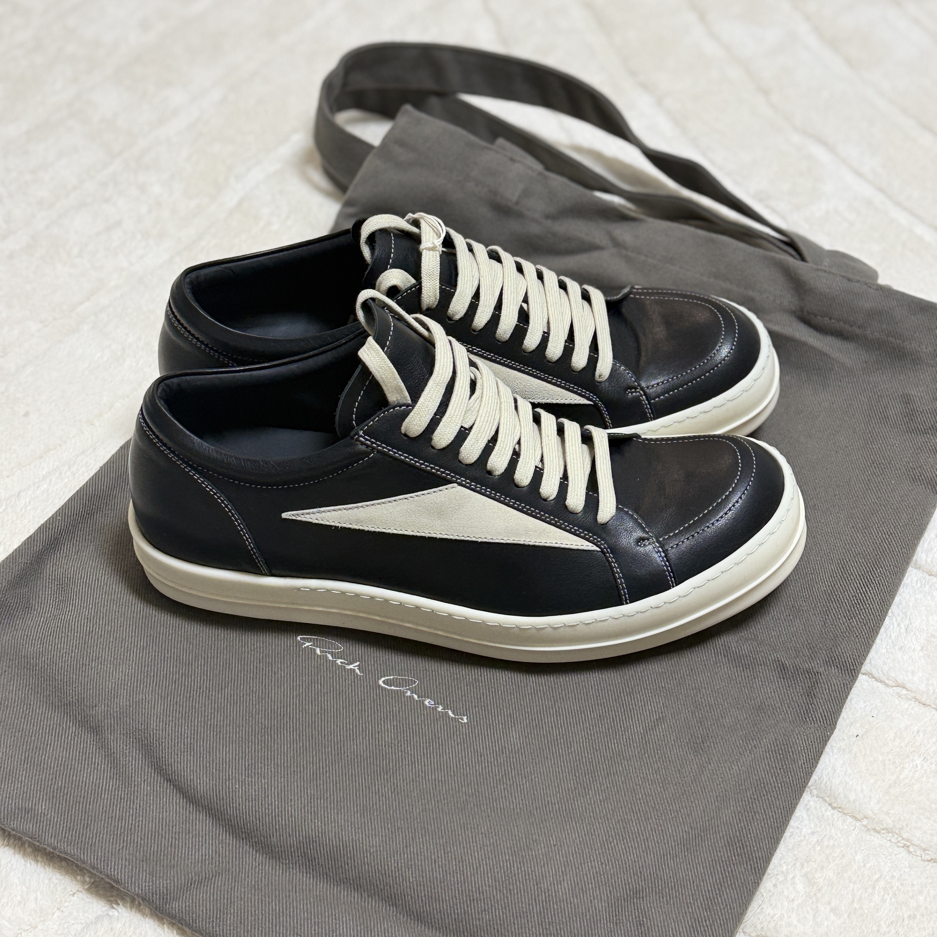 Rick Owens Vintage Sneakers in Full Grain Calf Leather And Velour Suede Black Milk Milk 착용 스타일 - 1