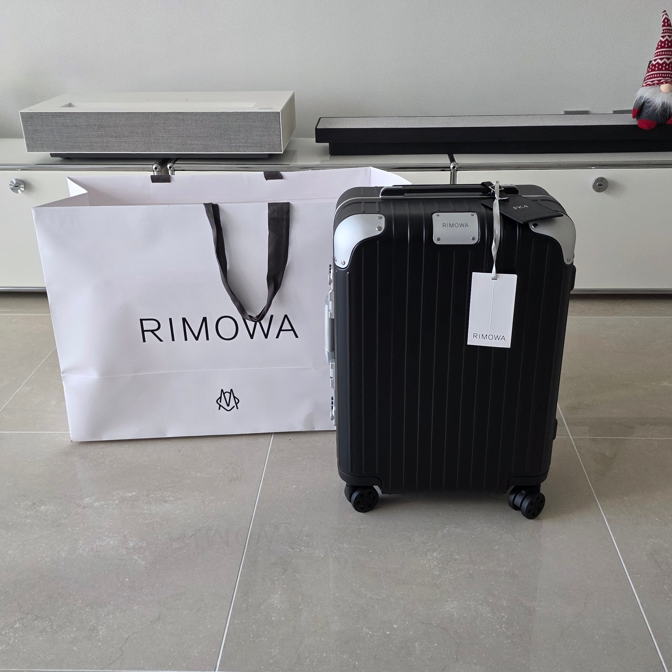 Rimowa Hybrid Cabin Anodised Aluminium Polycarbonate Steel Blue 착용 스타일 - 6