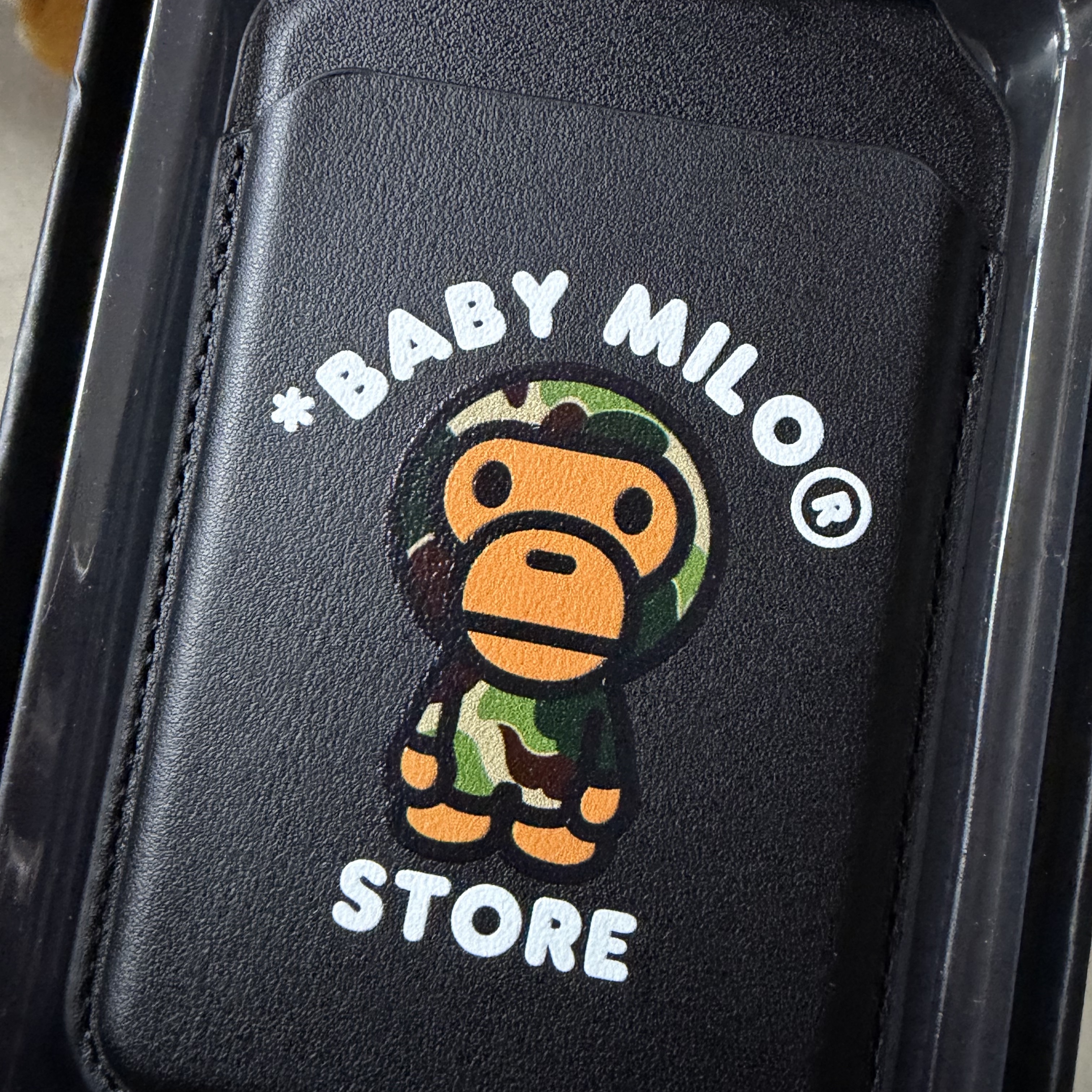 BAPE Baby Milo MagSafe Card Holder Black 착용 스타일 - 2