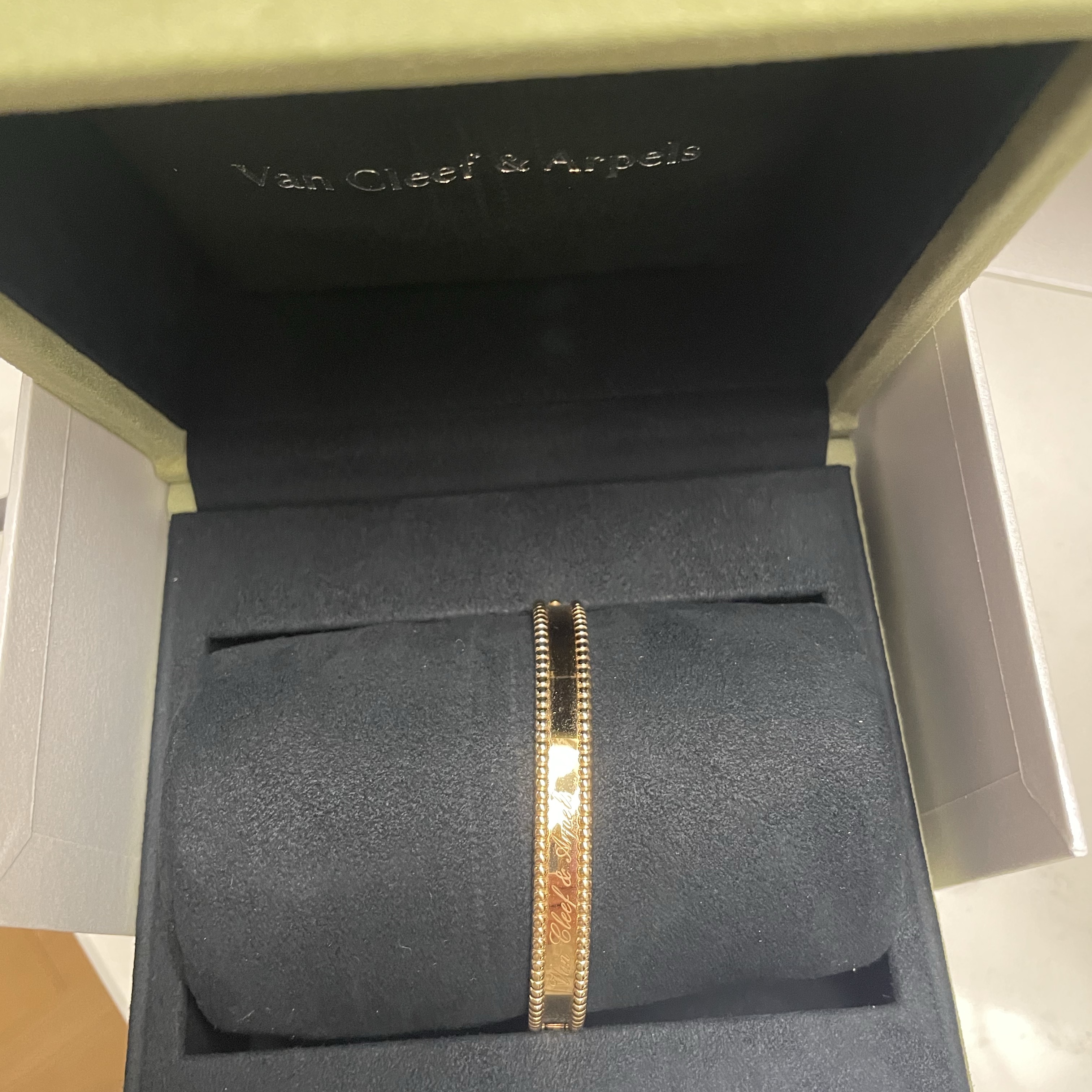 Van Cleef & Arpels Perlee Bracelet L132247 착용 스타일