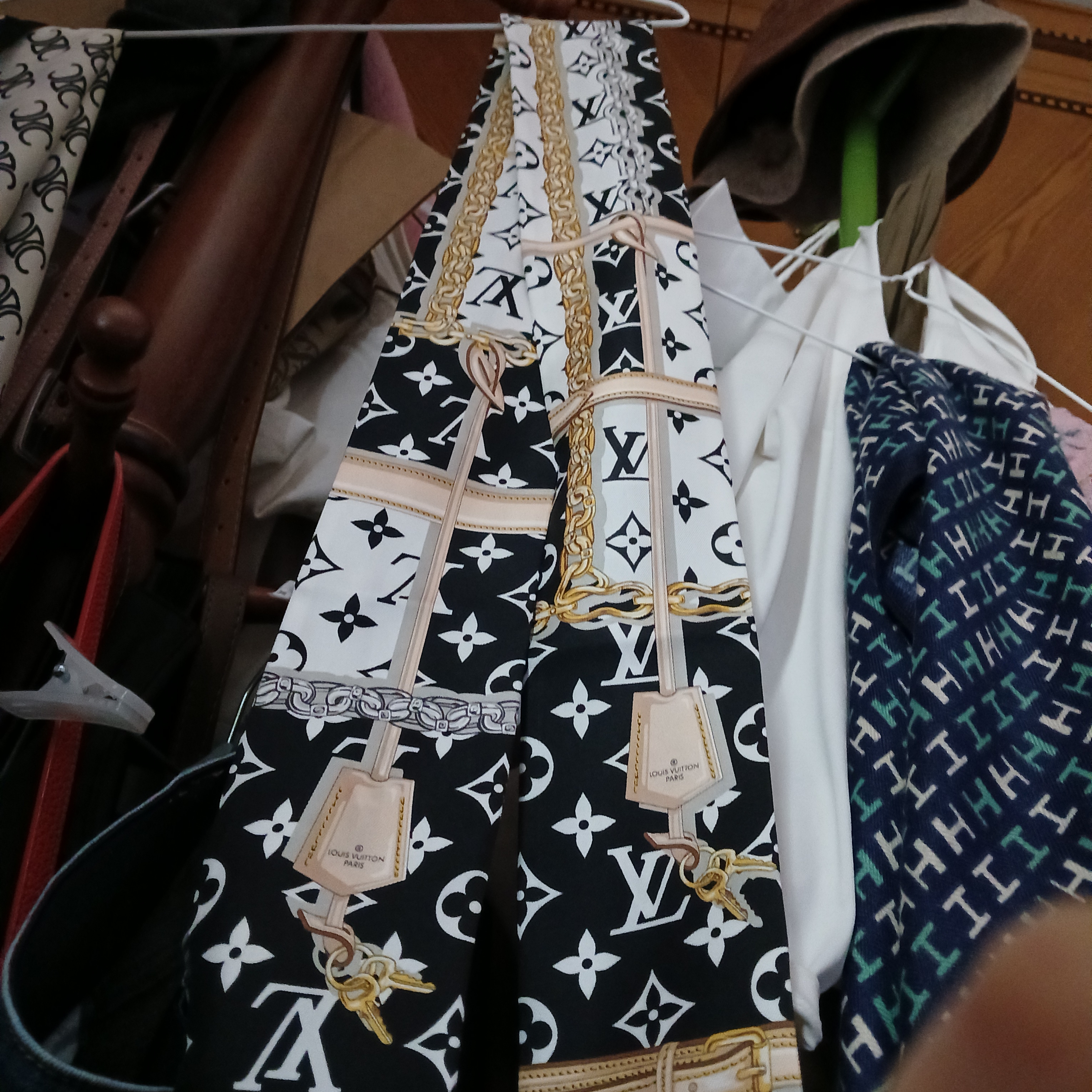 (W) Louis Vuitton Monogram Confidential Bandeau Black 착용 스타일