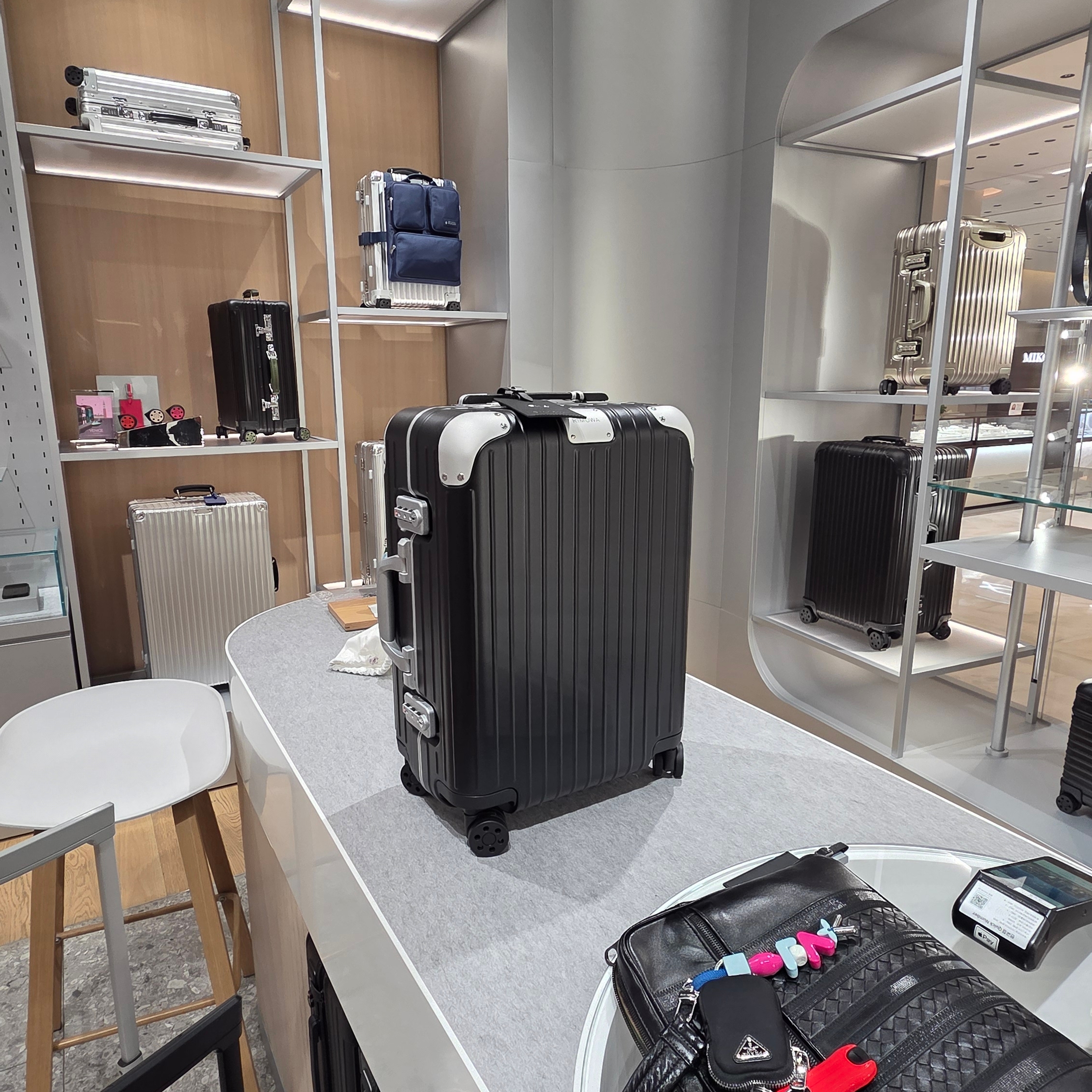 Rimowa Hybrid Cabin Anodised Aluminium Polycarbonate Steel Blue 착용 스타일 - 5