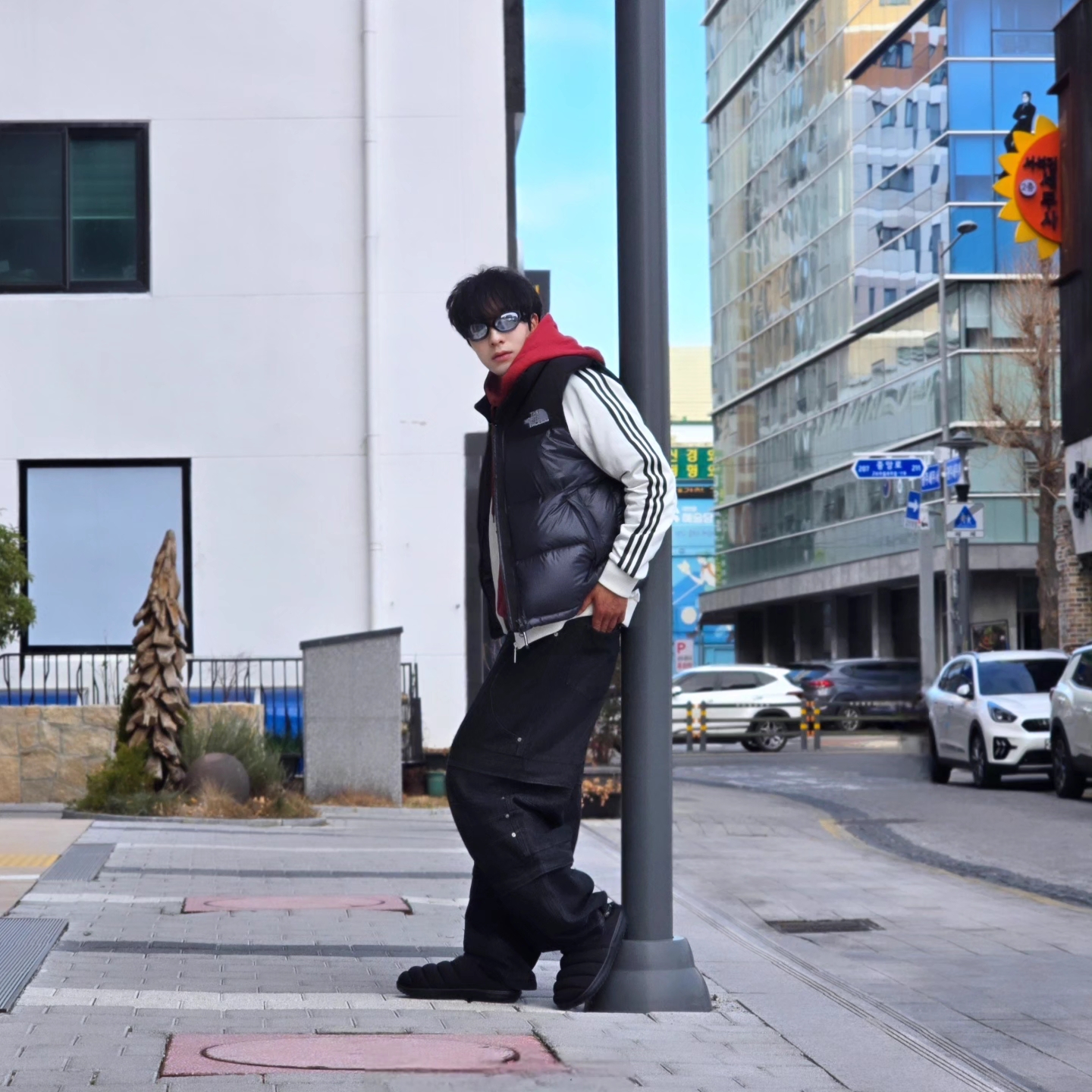 The North Face Novelty Nuptse Vest RDS Dark Gray - 25FW, Flavorism Double Layered Wide Denim Pants Black 착용 스타일 - 3