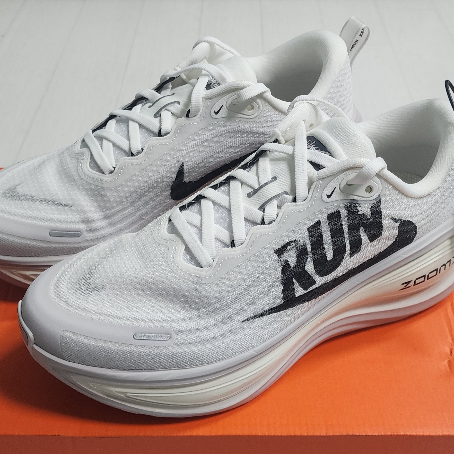 Nike Vomero Plus RUN Summit White Vast Grey 착용 스타일
