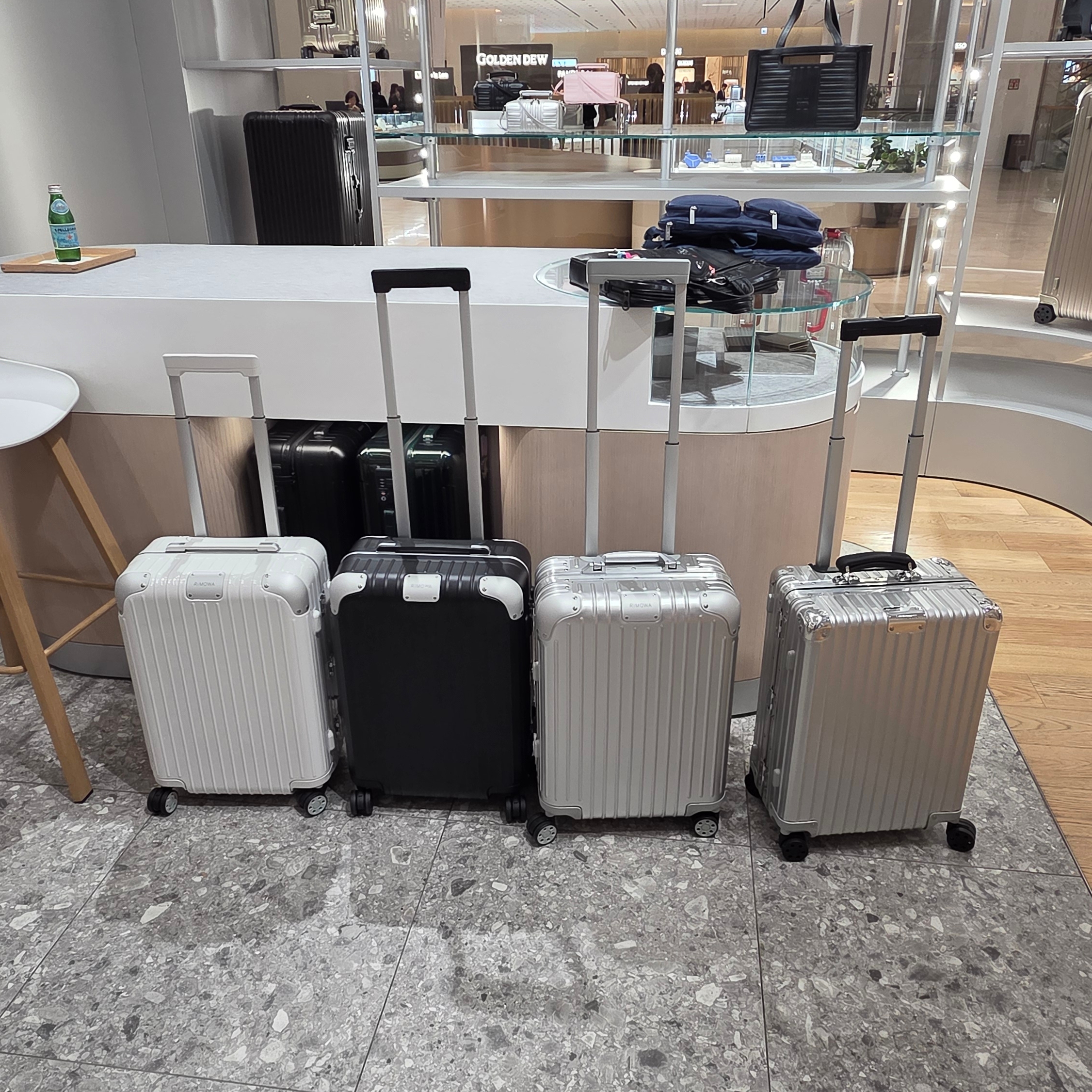 Rimowa Hybrid Cabin Anodised Aluminium Polycarbonate Steel Blue 착용 스타일 - 1