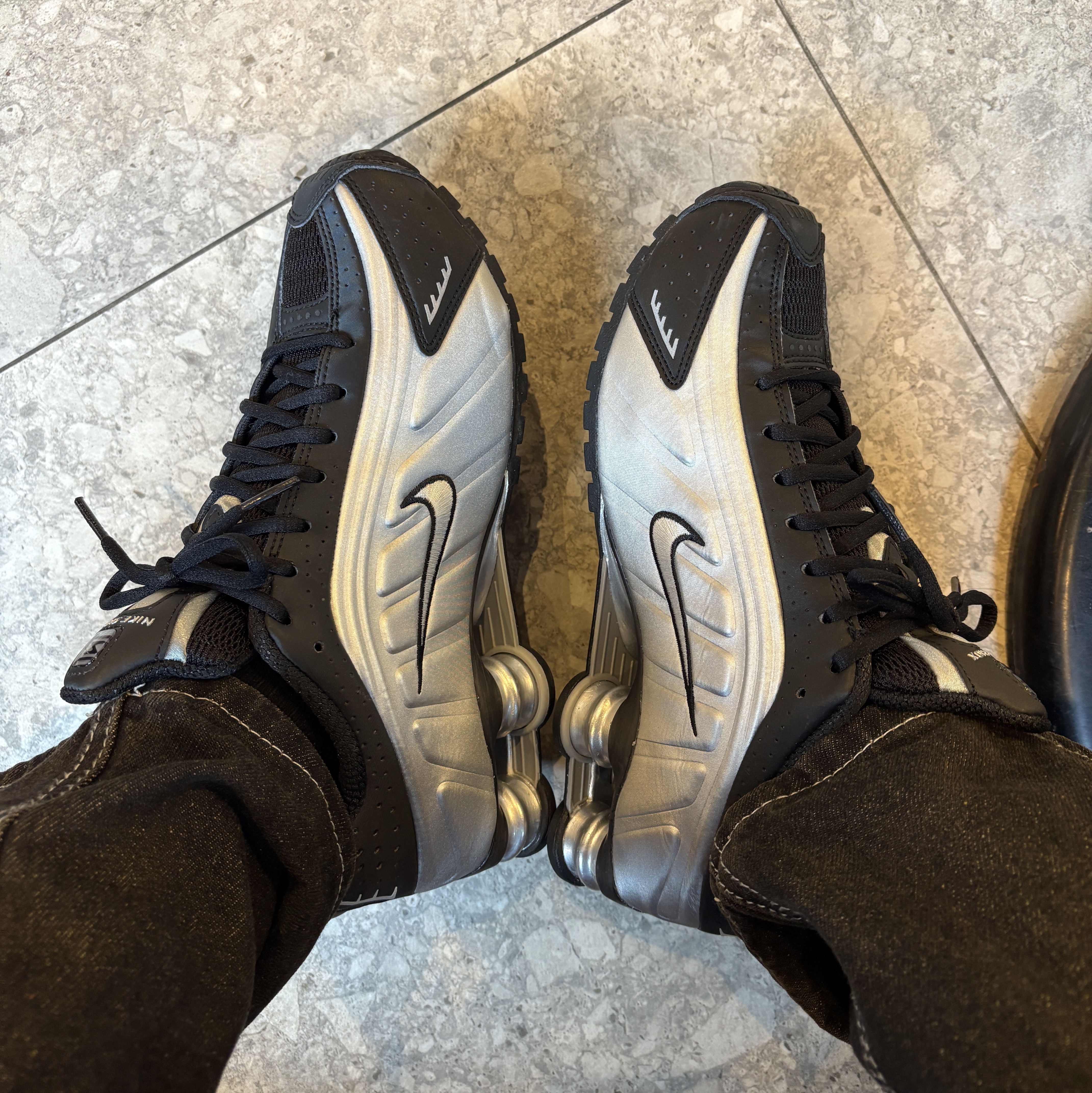 Nike Shox R4 Metallic Silver Black 착용 스타일 - 7