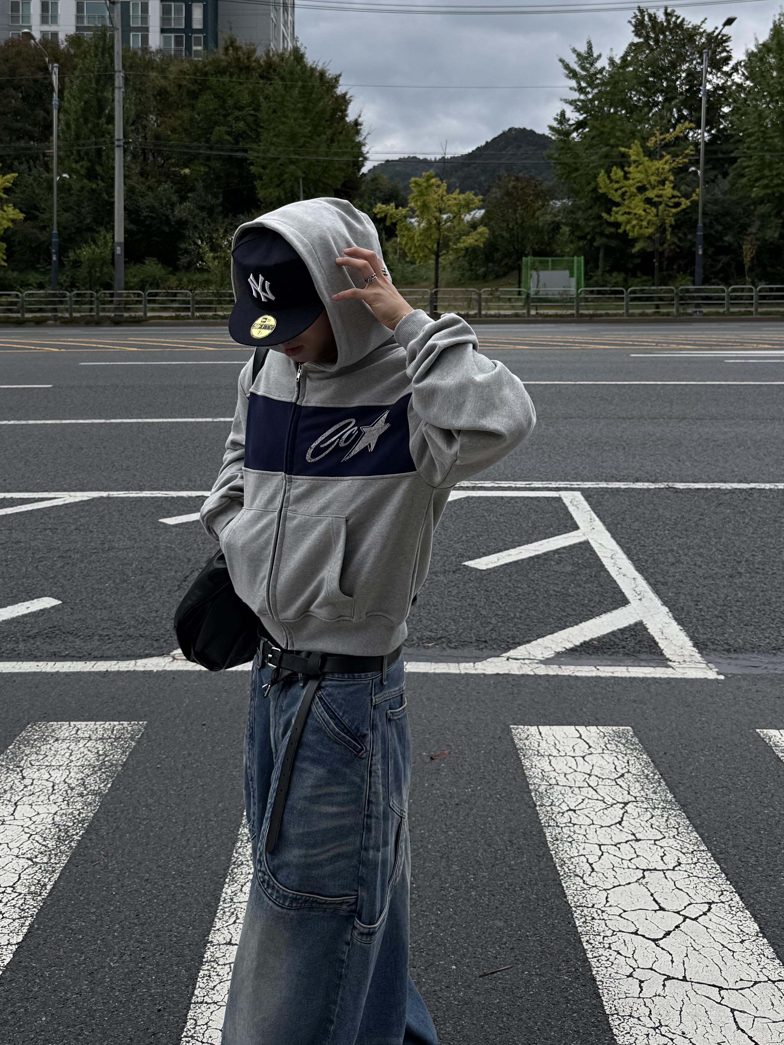 Civision by CSC Star Logo Hoodie Zip-Up Grey 착용 스타일 - 2