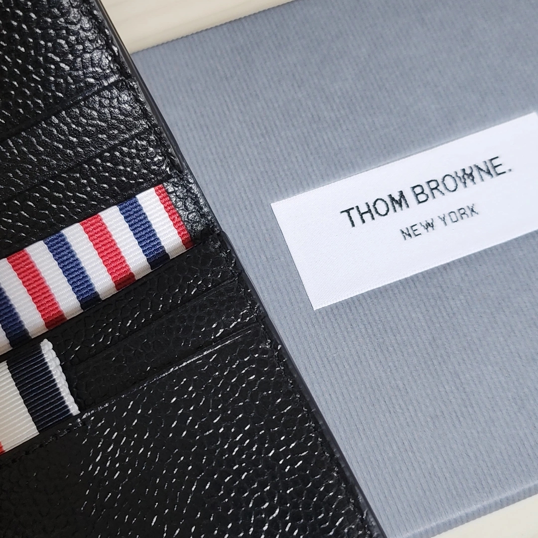 Thom Browne Pebble Grained Leather Double Card Holder Black 착용 스타일