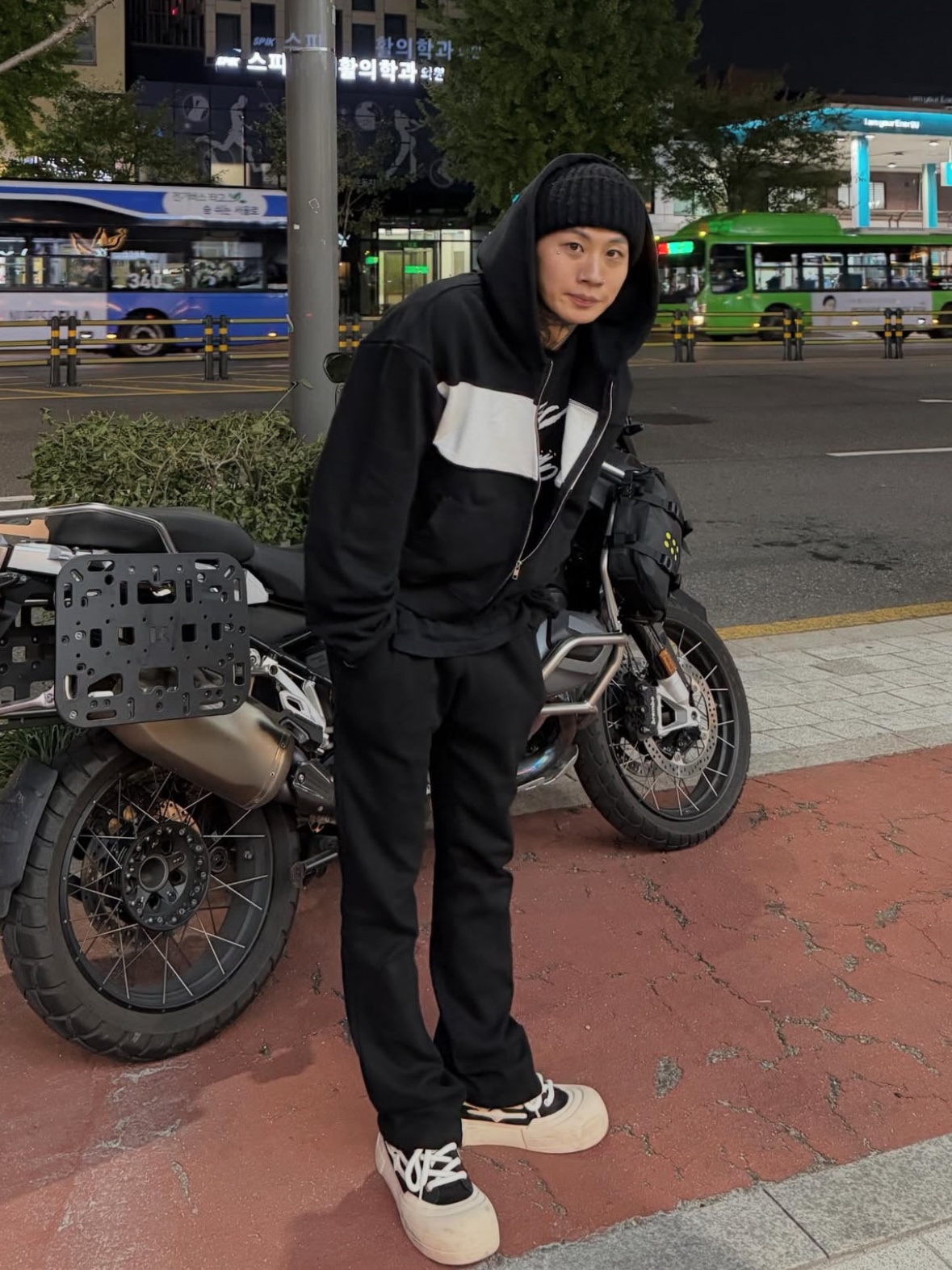 Civision by CSC Star Logo Hoodie Zip-Up Black 착용 스타일 - 2