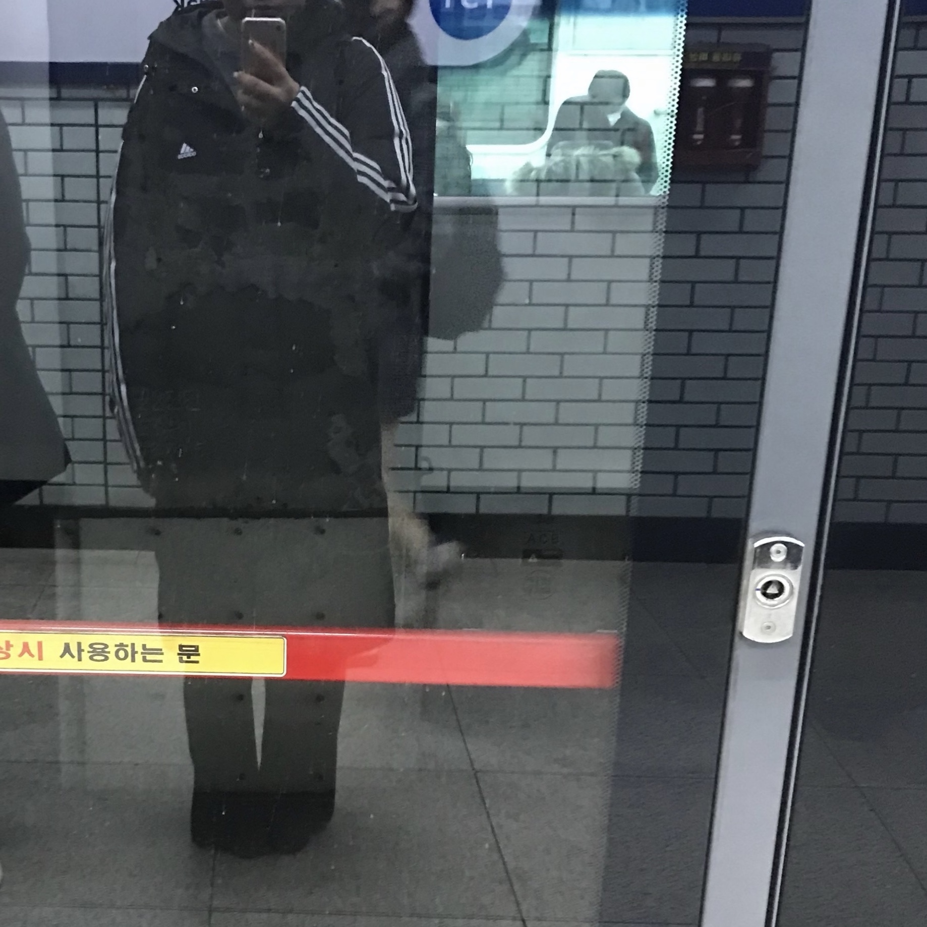 Adidas Must Have 3S Regular Fit Long Down Jacket Black - KR Sizing, Salomon Trailblazer 20 Black 착용 스타일 - 2