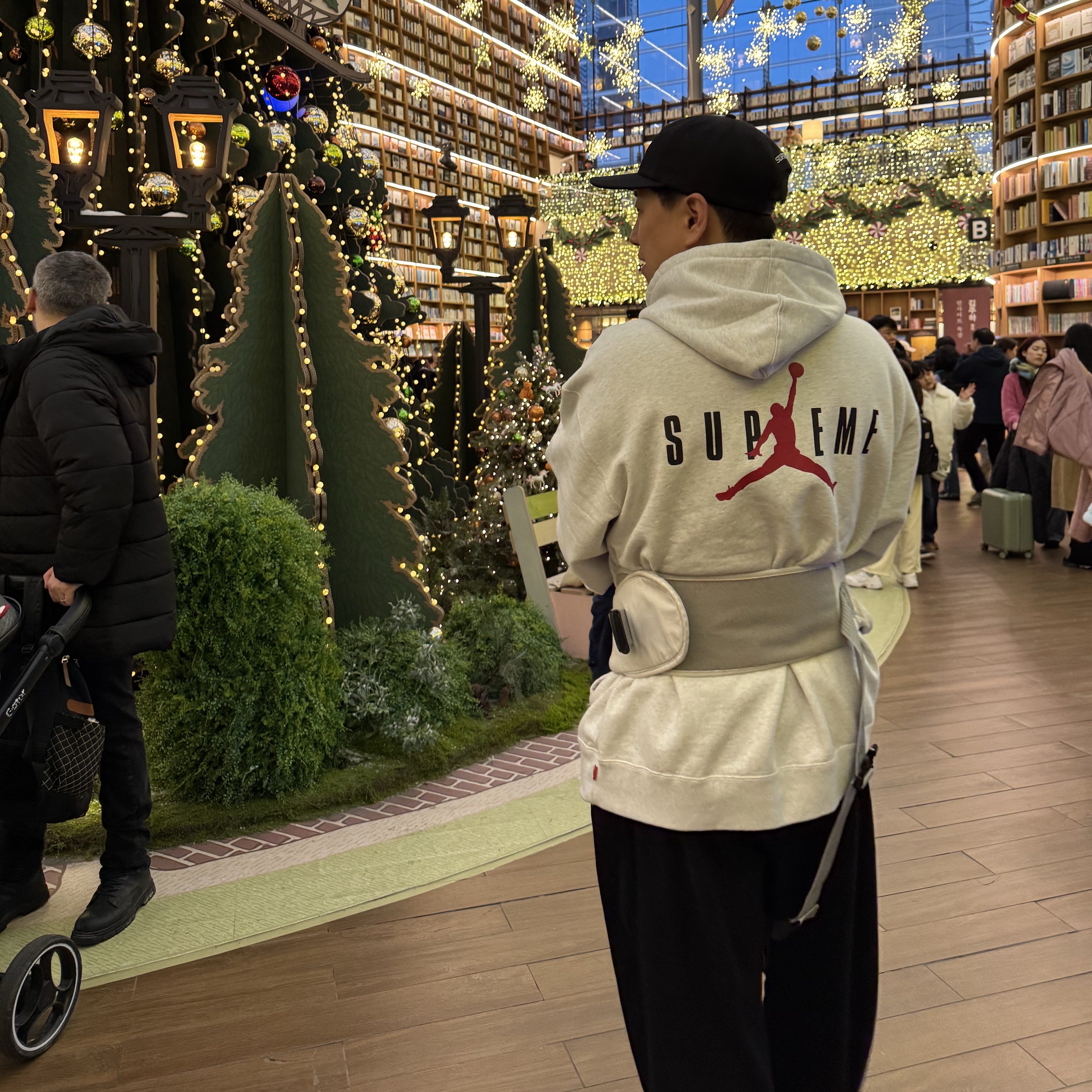 Supreme Pledge Allegiance 6-Panel Black - 25FW, Supreme x Jordan Hooded Sweatshirt Ash Grey - 24FW 착용 스타일 - 1