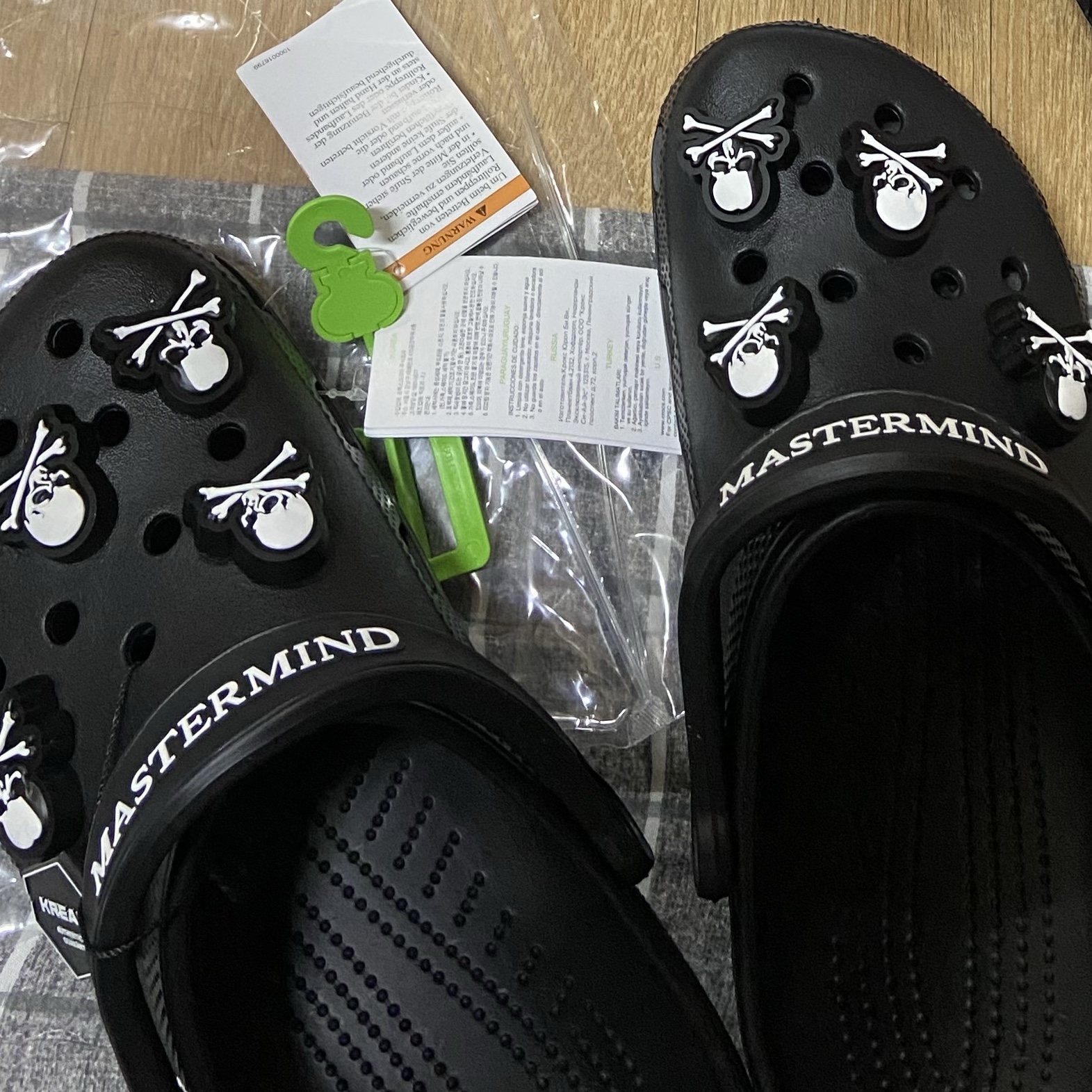 Crocs x Mastermind Classic Clog Black 착용 스타일