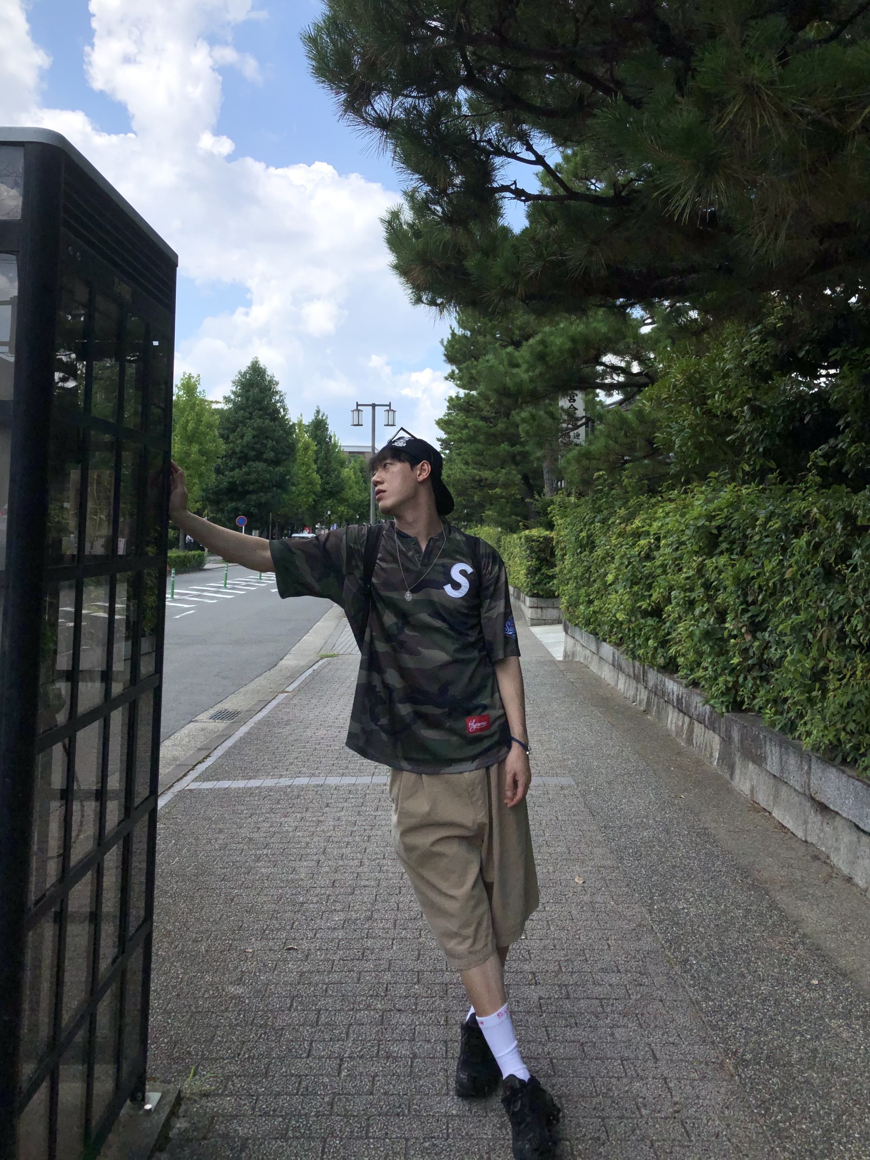 Supreme S Logo Baseball Henley Woodland Camo - 24FW, Supreme Hanes Crew Socks White (4 Pack) 착용 스타일 - 1